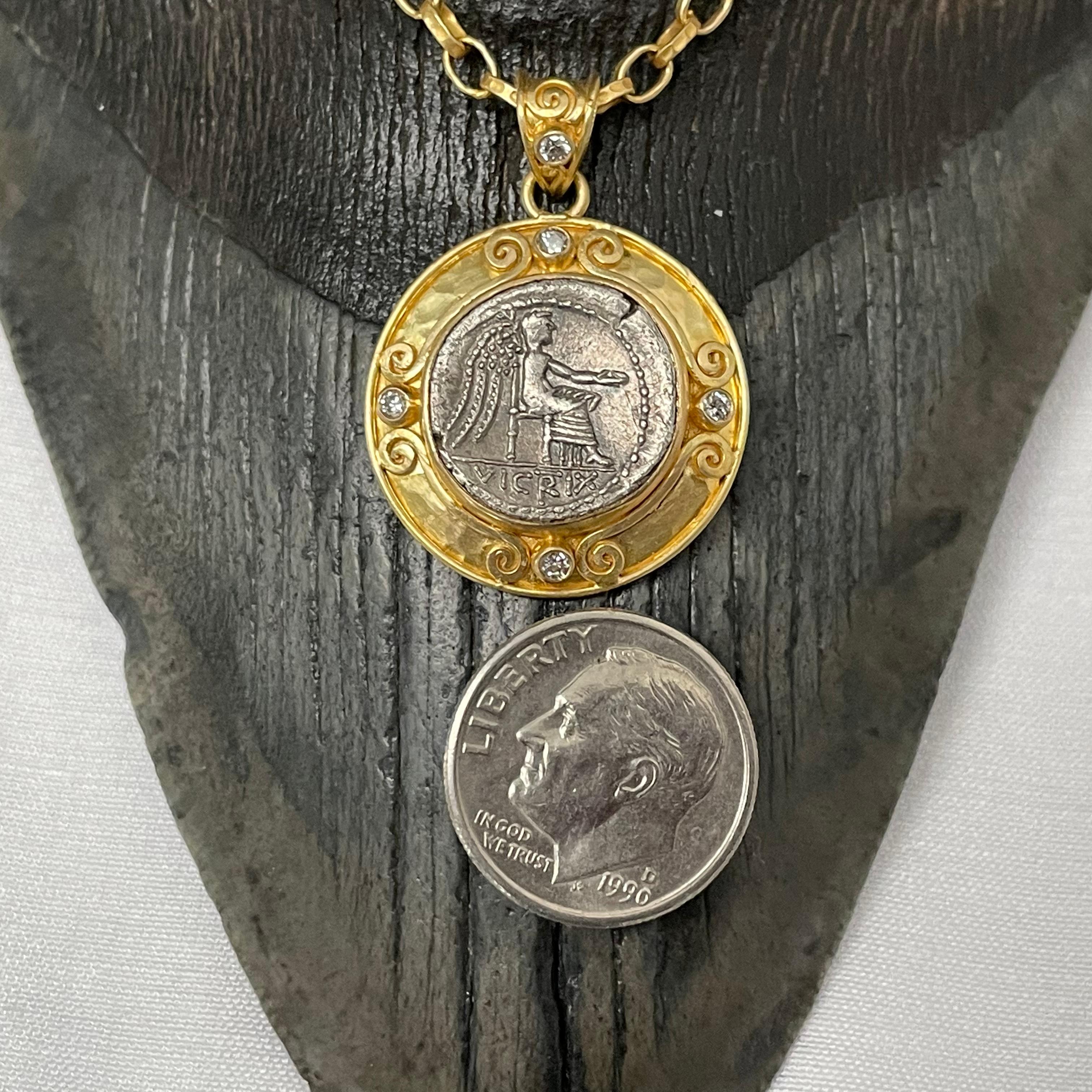 Pendentif en or 18 carats en forme de pièce de monnaie romaine antique du 1er siècle avant J.-C. Victoria Diamants en vente 3