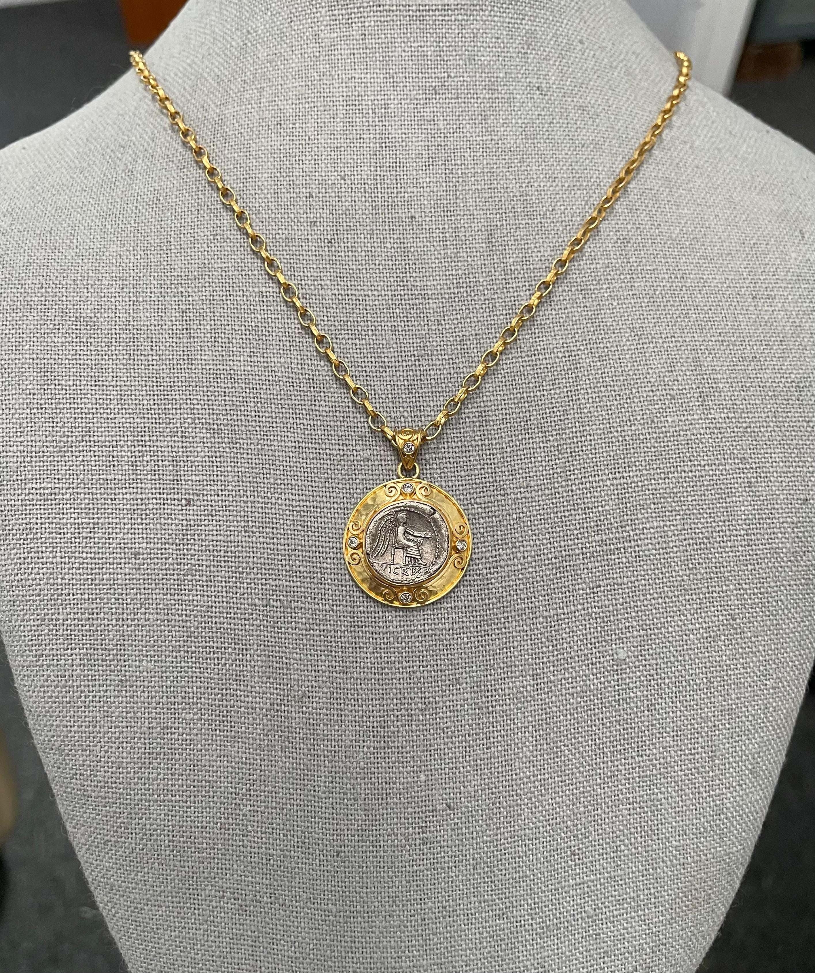 Pendentif en or 18 carats en forme de pièce de monnaie romaine antique du 1er siècle avant J.-C. Victoria Diamants en vente 4