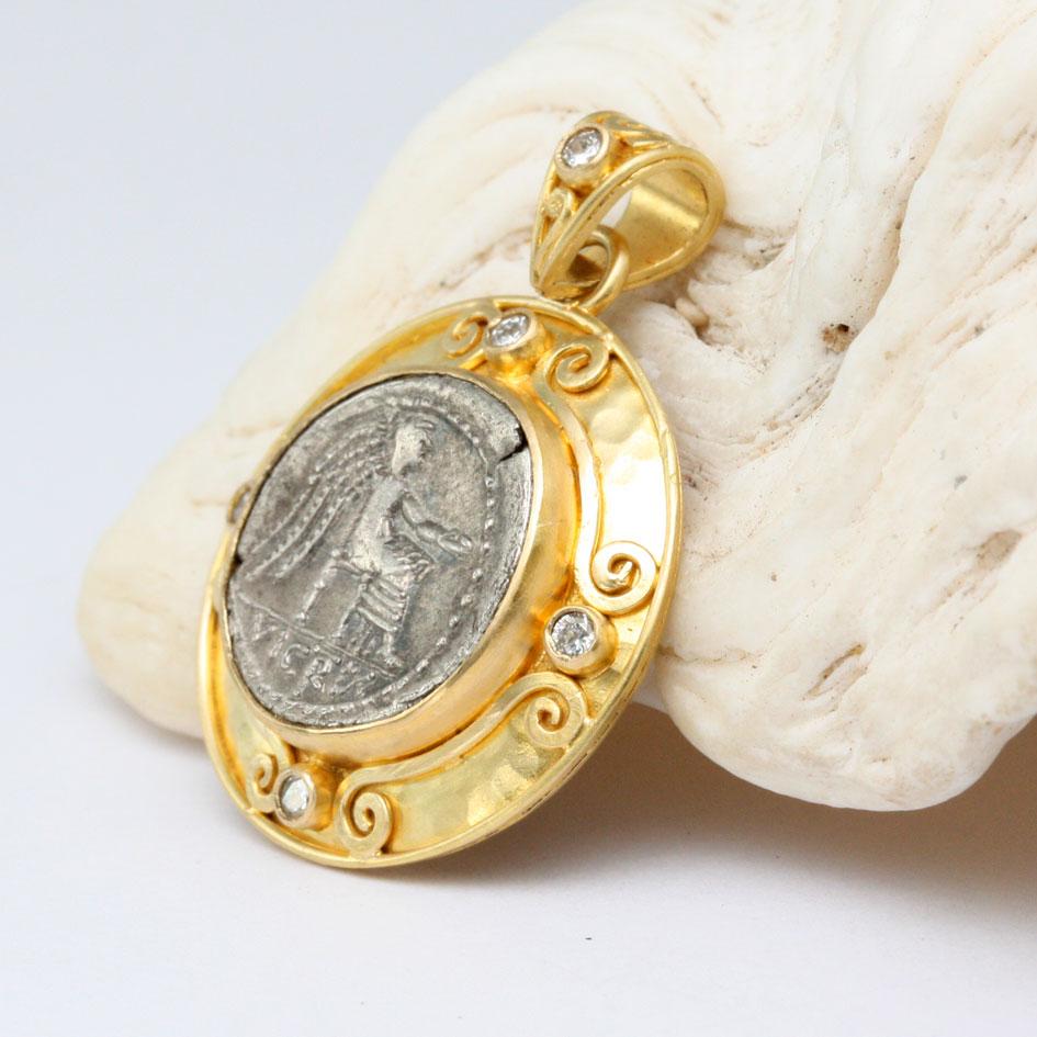 Romain classique Pendentif en or 18 carats en forme de pièce de monnaie romaine antique du 1er siècle avant J.-C. Victoria Diamants en vente