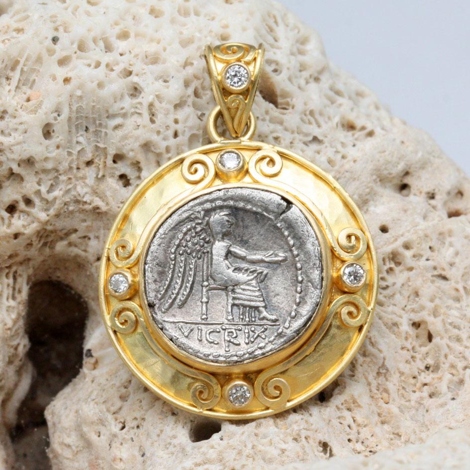Taille rose Pendentif en or 18 carats en forme de pièce de monnaie romaine antique du 1er siècle avant J.-C. Victoria Diamants en vente