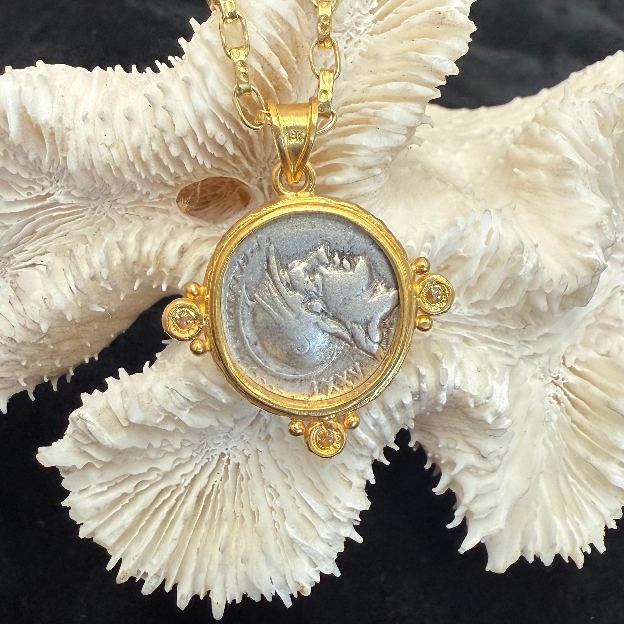 Pendentif en or 18K avec pièce de monnaie du loup de l'Antiquité romaine du 1er siècle avant J.-C. et diamants en vente 5