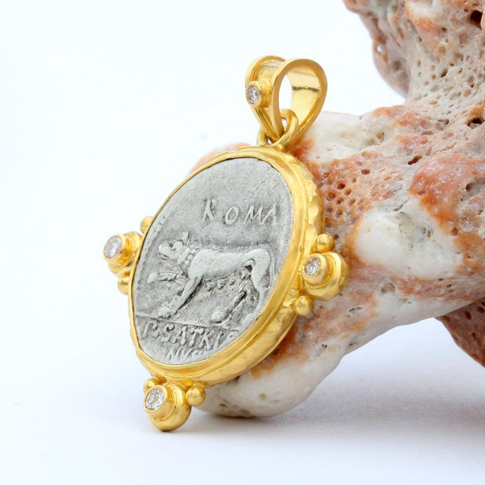 Romain classique Pendentif en or 18K avec pièce de monnaie du loup de l'Antiquité romaine du 1er siècle avant J.-C. et diamants en vente