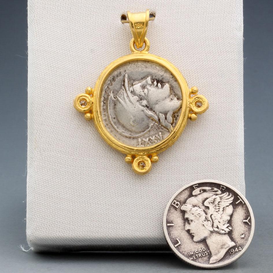 Pendentif en or 18K avec pièce de monnaie du loup de l'Antiquité romaine du 1er siècle avant J.-C. et diamants Unisexe en vente