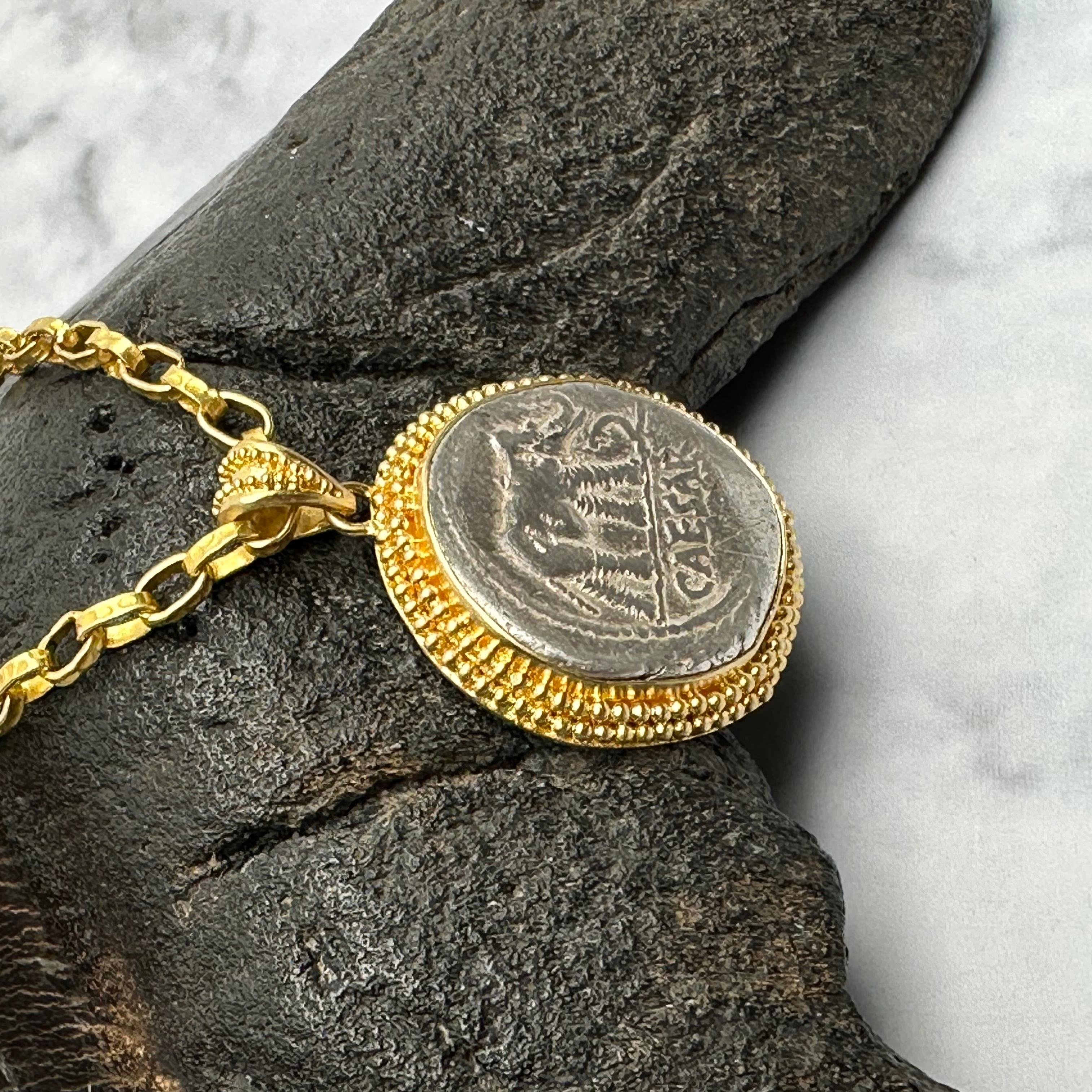 Ancient Roman 1st Century Bce Julius Caesar Coin 18k Gold Pendant In New Condition For Sale In Soquel, CA