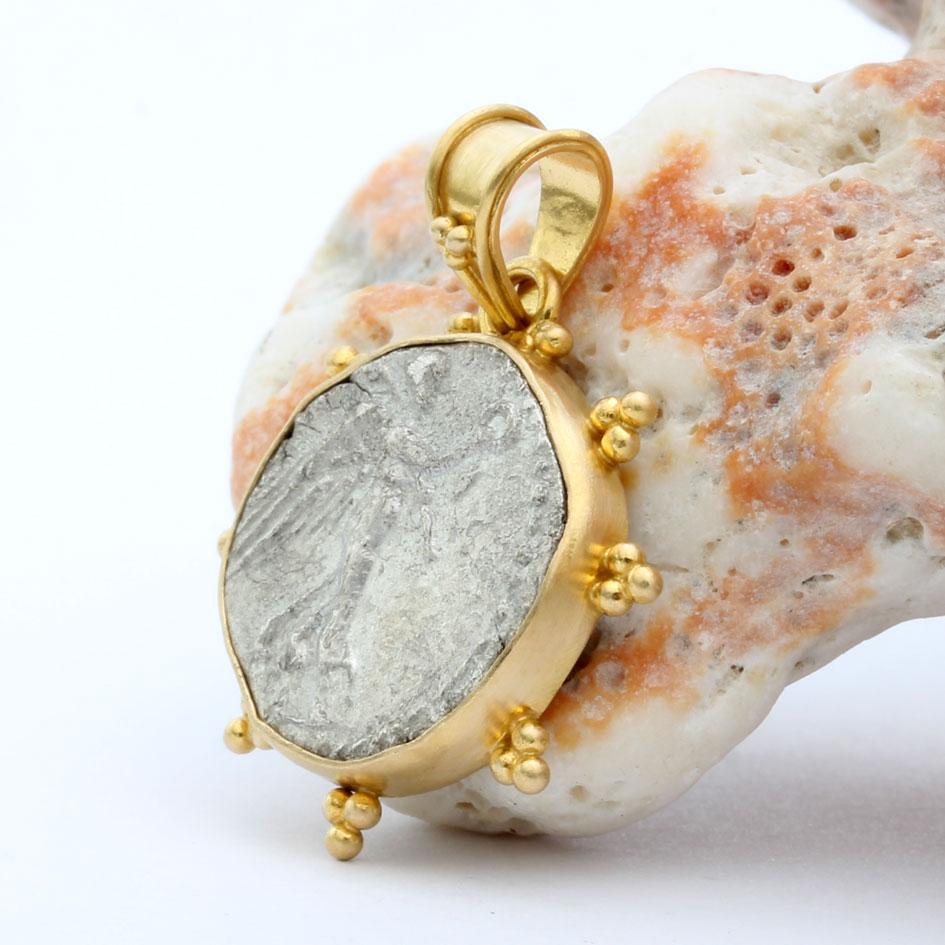 Classical Roman Ancient Roman 1st Century Goddess Victoria Coin 18K Gold Pendant For Sale