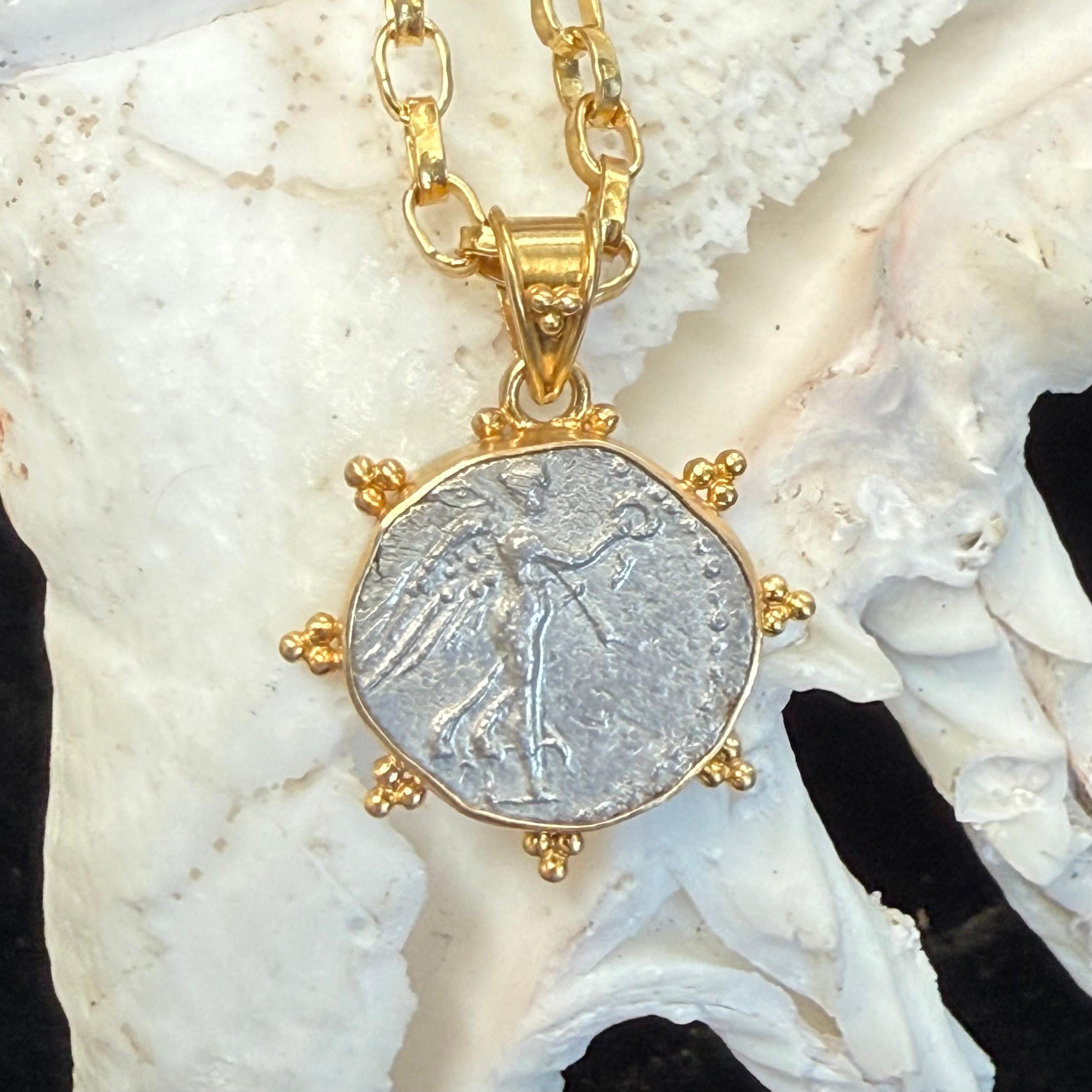 Ancient Roman 1st Century Goddess Victoria Coin 18K Gold Pendant For Sale 4