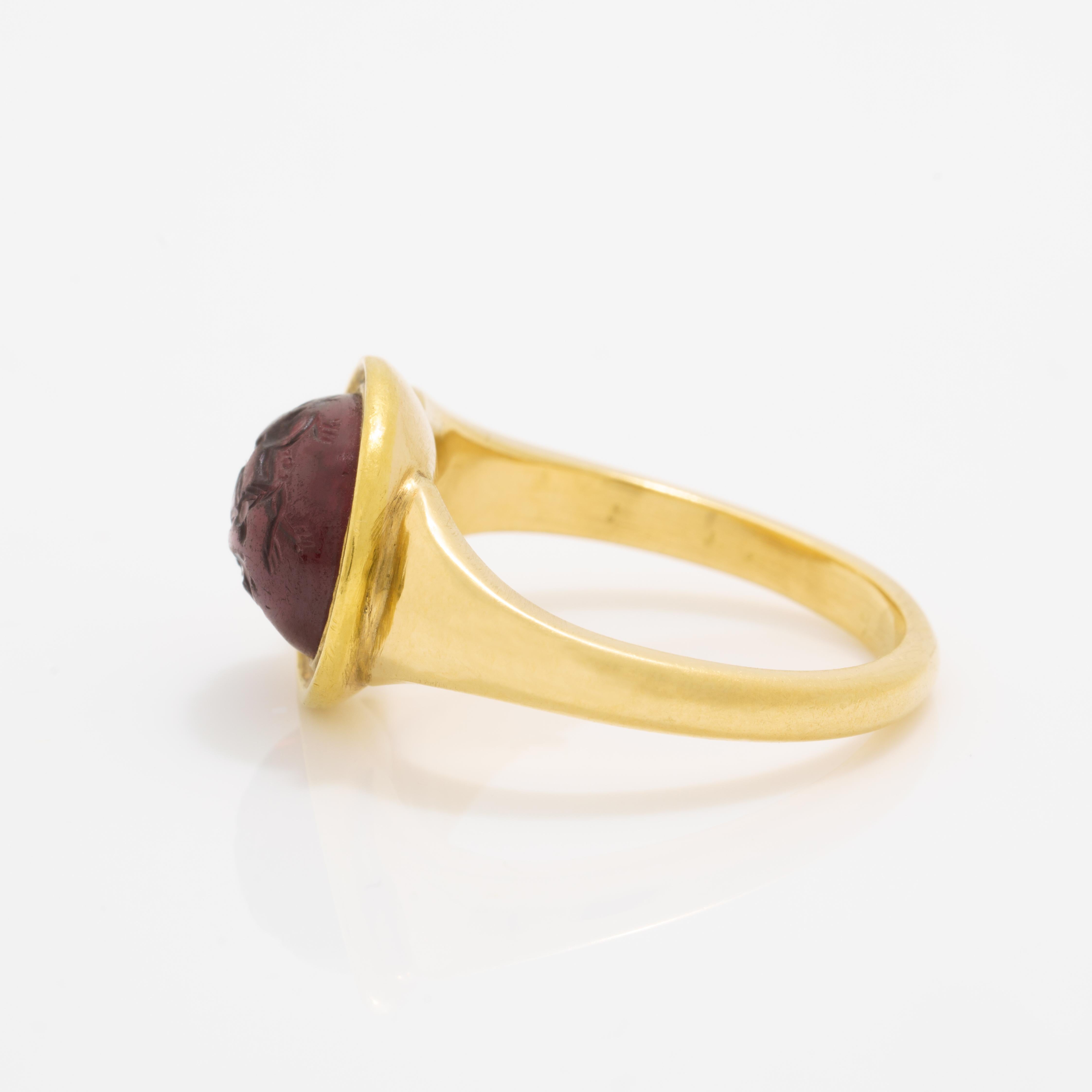 Antiker rmischer Granat-Intaglio-Ring aus dem 1. bis 2. Jahrhundert mit drei Haren (Ovalschliff) im Angebot