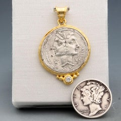 Colgante de oro de 18 quilates con diamantes y una moneda romana antigua del siglo II a. C. con los gemelos de Géminis