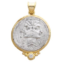 Colgante de oro de 18 quilates con diamantes y una moneda romana antigua del siglo II a. C. con los gemelos de Géminis