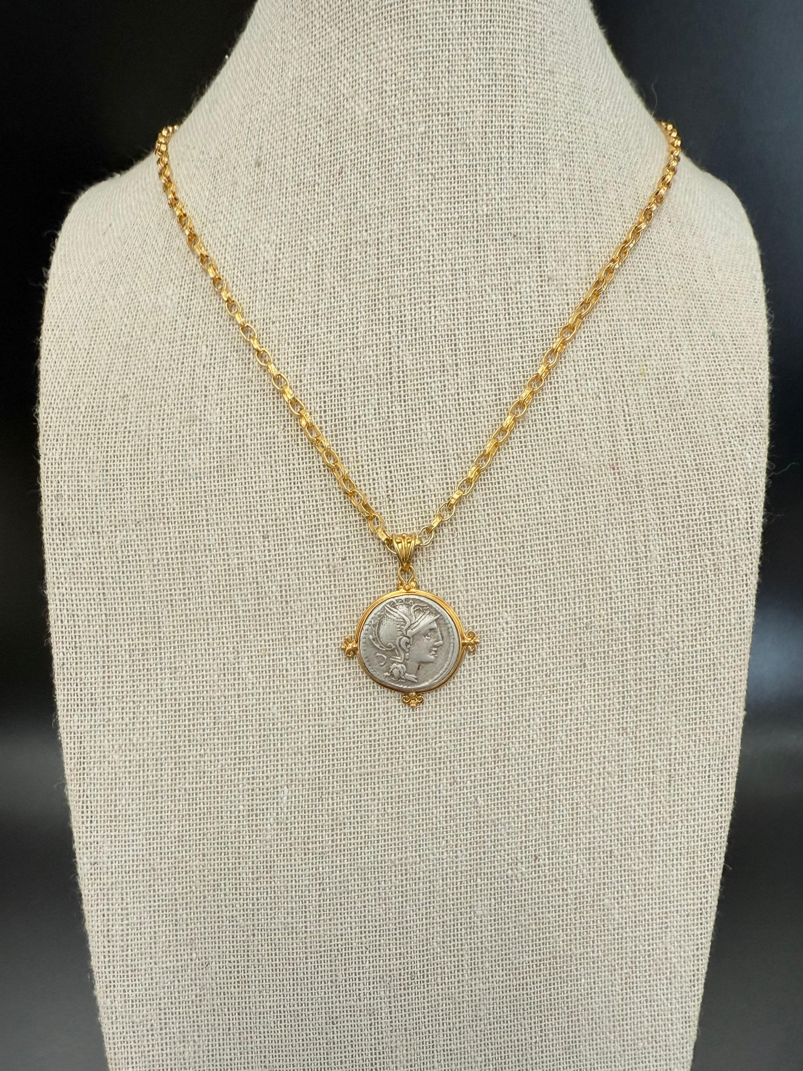 Antico ciondolo romano del II secolo a.C. con moneta della dea Roma in oro 18 carati in vendita 5