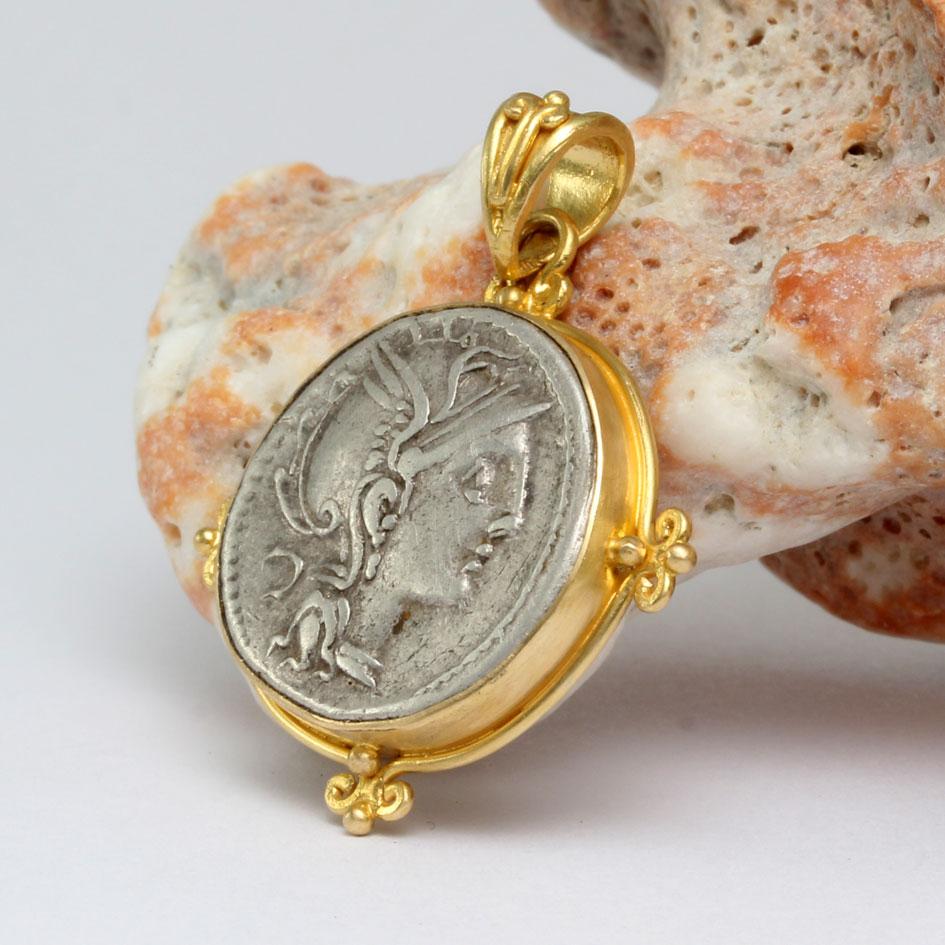 Romano classico Antico ciondolo romano del II secolo a.C. con moneta della dea Roma in oro 18 carati in vendita