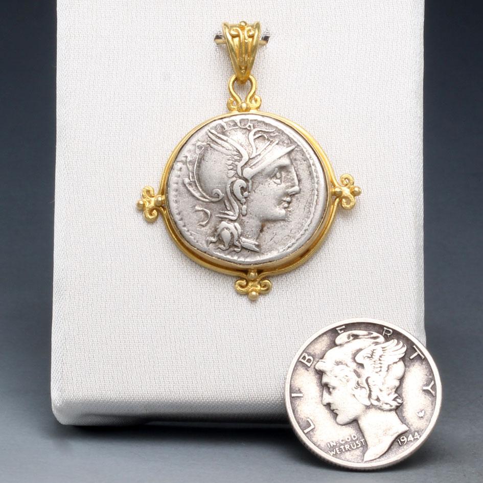 Antico ciondolo romano del II secolo a.C. con moneta della dea Roma in oro 18 carati in vendita 1