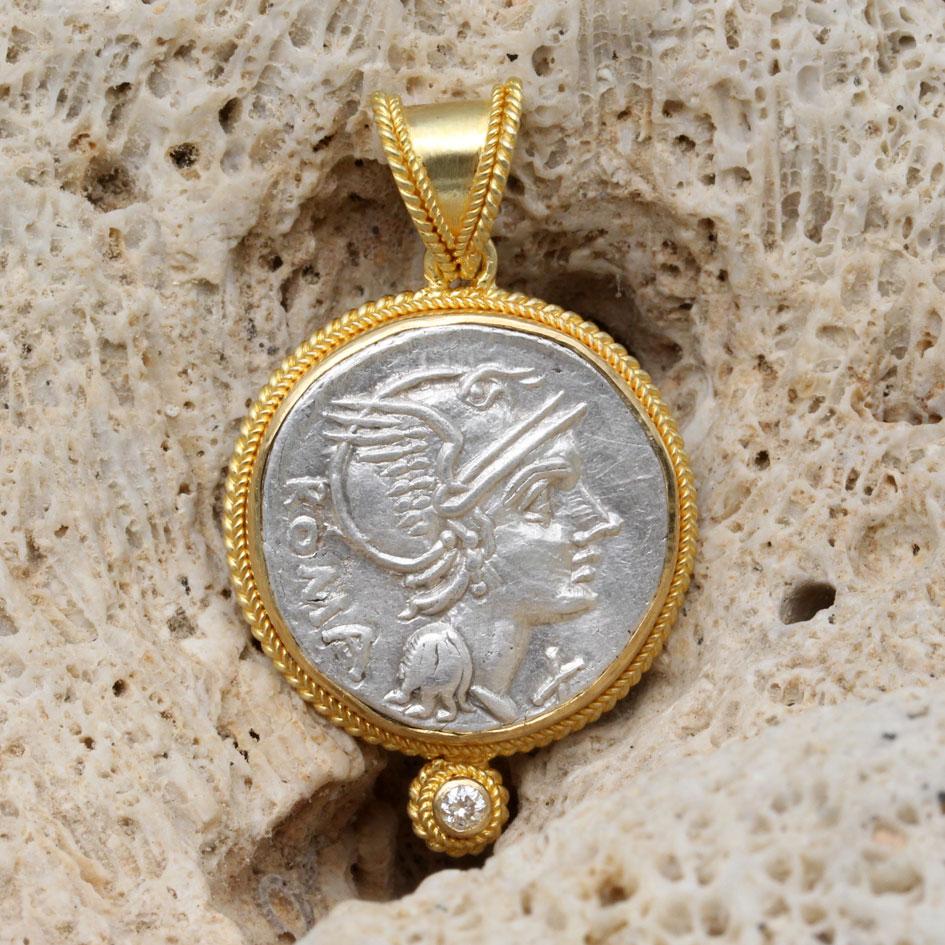 Taglio a rosa Antico ciondolo romano del II secolo a.C. con monete e diamanti in oro 18 carati