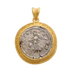 Pendentif de déesse de la victoire romaine du 2e siècle en argent et or 18 carats