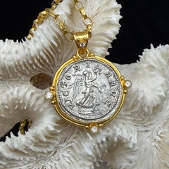 Colgante de oro de 18 quilates con diamantes y una moneda de la diosa Victoria de la Antigua Roma del siglo III d. C.