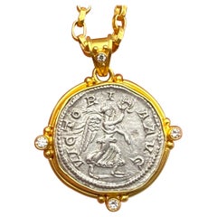 Colgante de oro de 18 quilates con diamantes y una moneda de la diosa Victoria de la Antigua Roma del siglo III d. C.