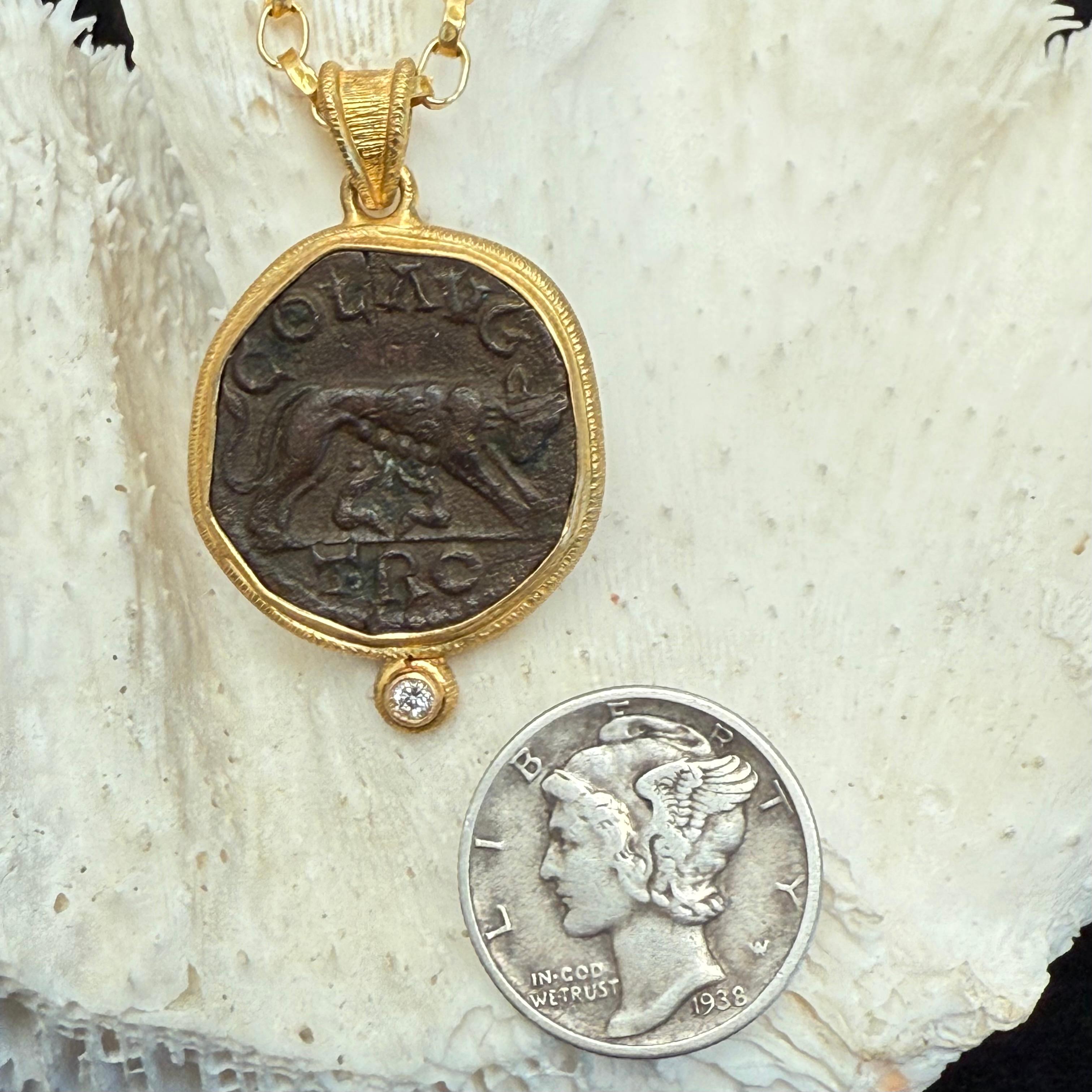Pendentif en or 18 carats Romulus et Remus, pièce de monnaie en forme de loup, ancienne et romaine du IIIe siècle après J.-C., avec diamants en vente 6