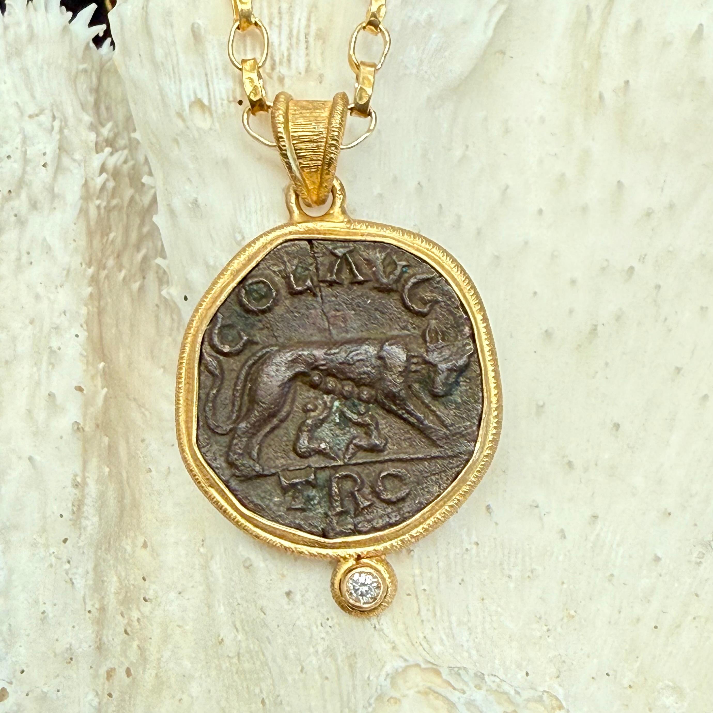 Pendentif en or 18 carats Romulus et Remus, pièce de monnaie en forme de loup, ancienne et romaine du IIIe siècle après J.-C., avec diamants en vente 7