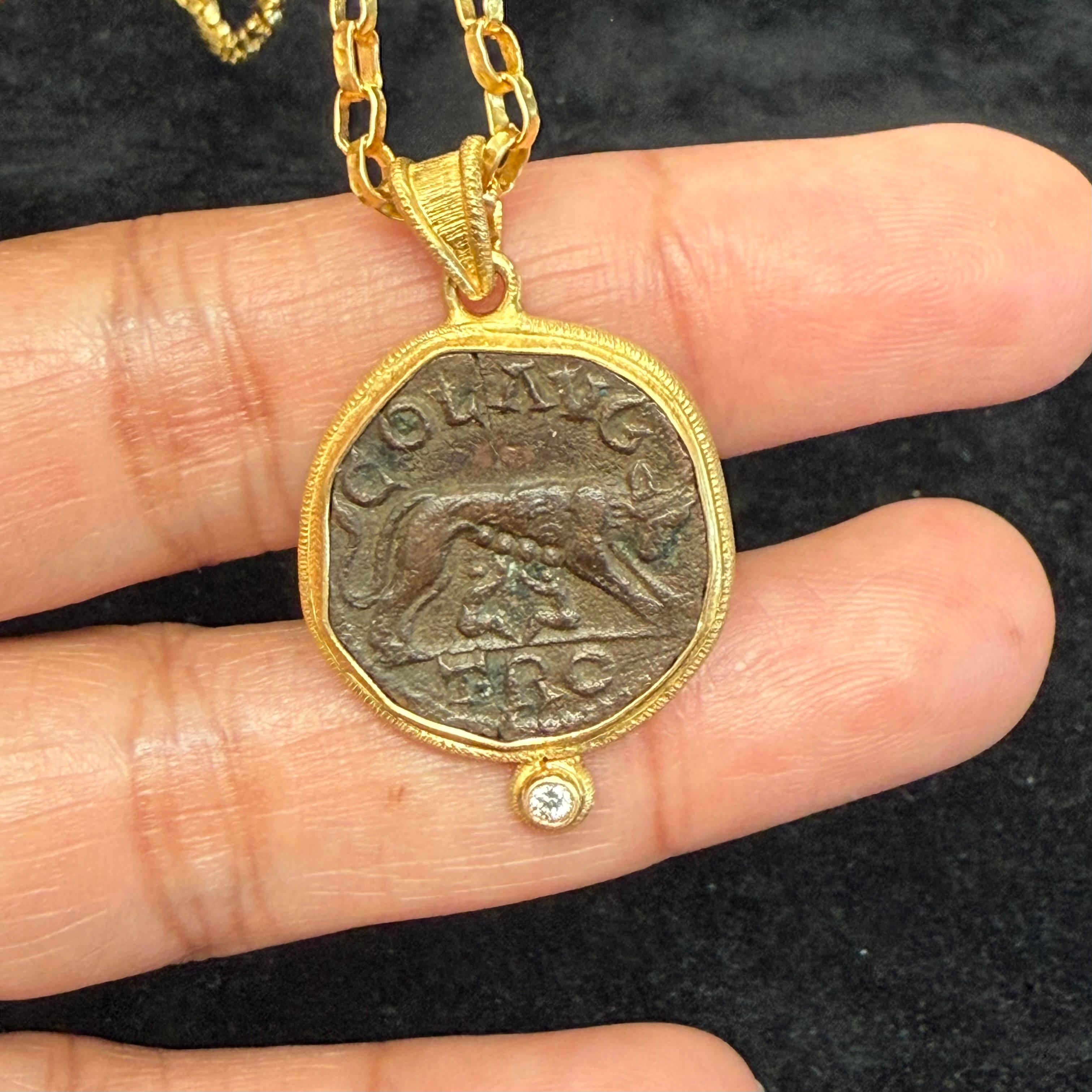 Pendentif en or 18 carats Romulus et Remus, pièce de monnaie en forme de loup, ancienne et romaine du IIIe siècle après J.-C., avec diamants en vente 1