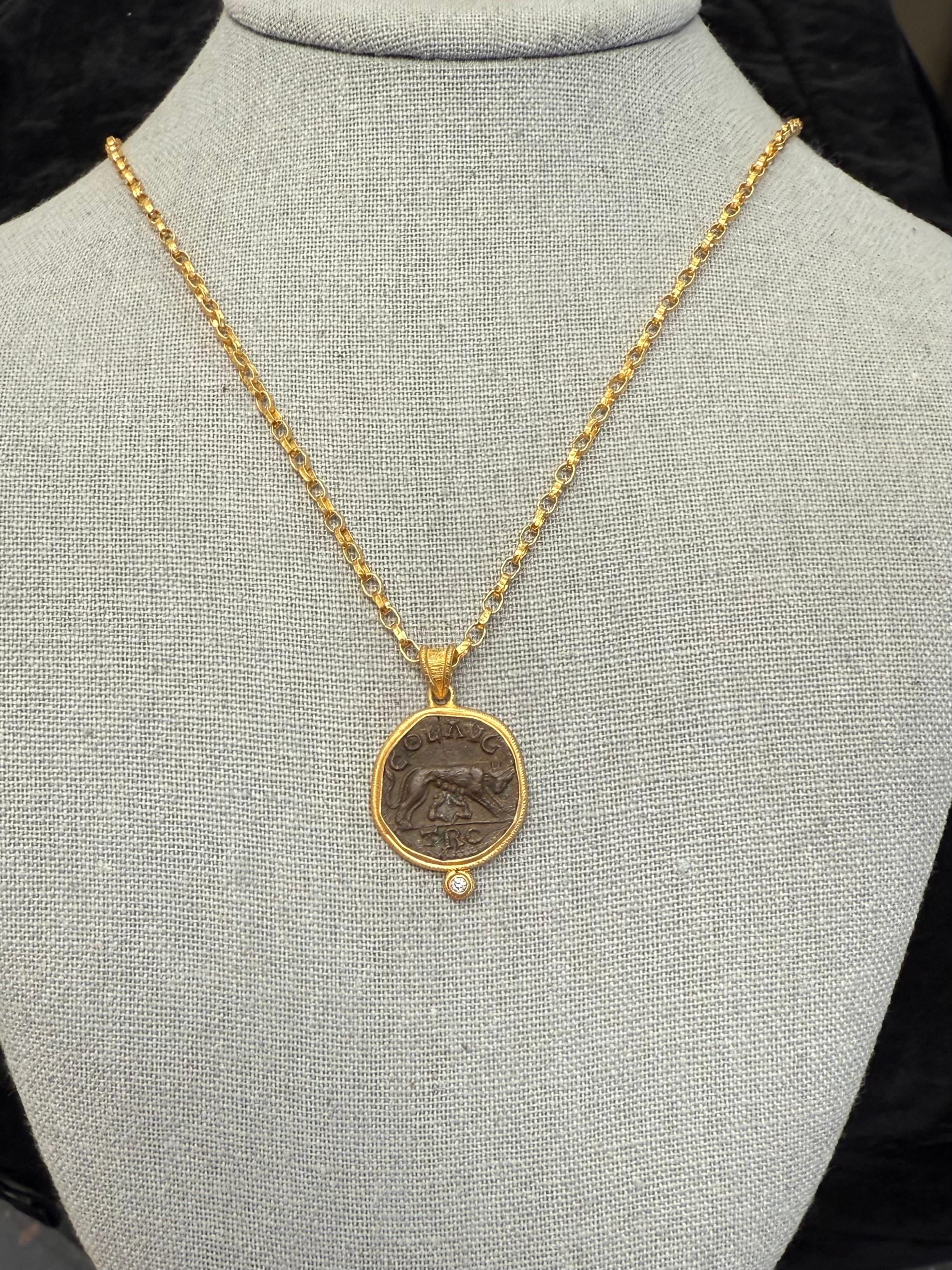 Pendentif en or 18 carats Romulus et Remus, pièce de monnaie en forme de loup, ancienne et romaine du IIIe siècle après J.-C., avec diamants en vente 2