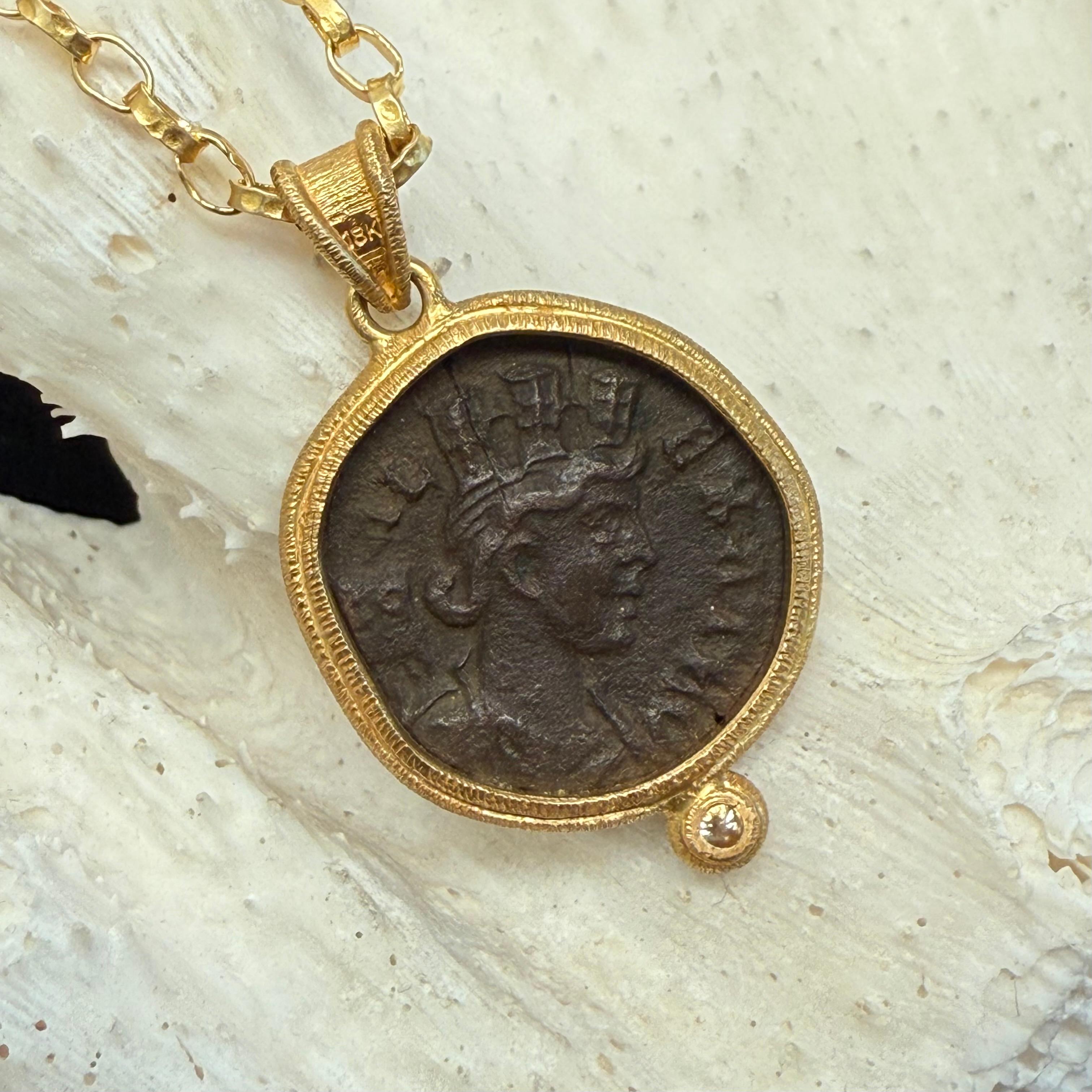 Pendentif en or 18 carats Romulus et Remus, pièce de monnaie en forme de loup, ancienne et romaine du IIIe siècle après J.-C., avec diamants en vente 3
