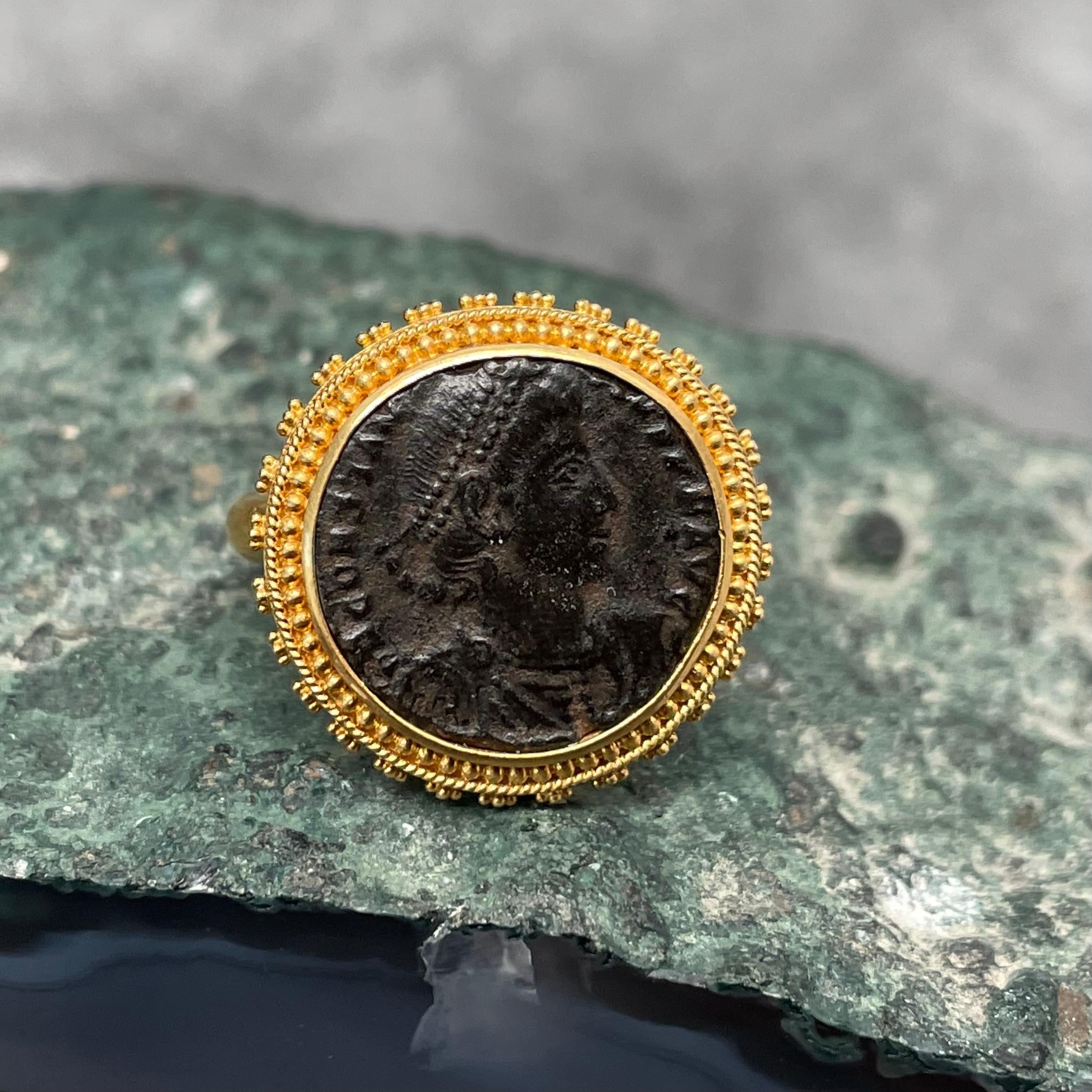 Ancienne bague romaine du 3e siècle Constantius II Coin en or 22 carats Unisexe en vente