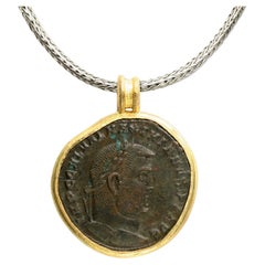 Pendentif en or 18 carats avec chaîne en argent avec pièce de monnaie romaine Maximinus II du 3e siècle