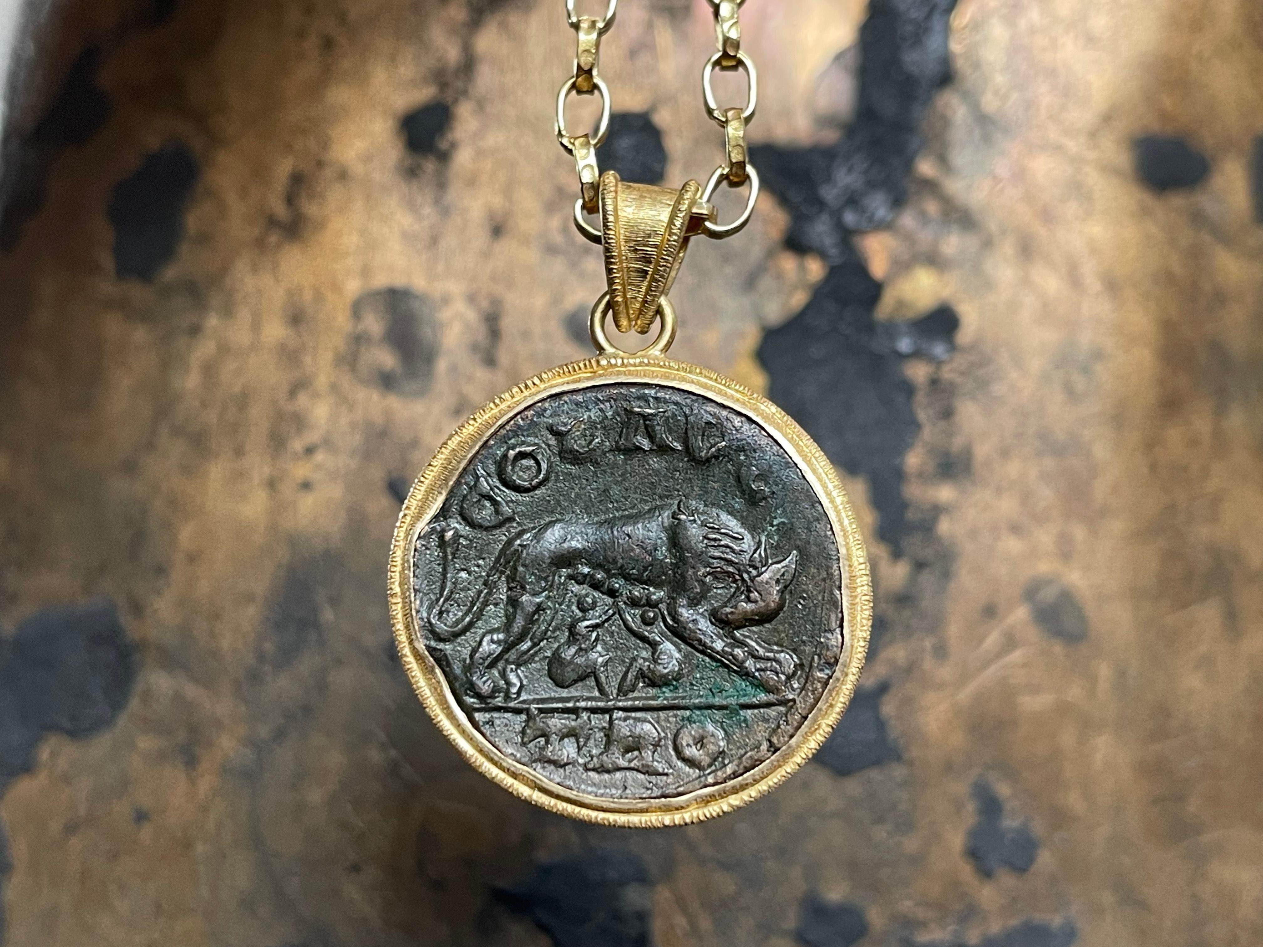 Romain classique Pendentif en or 18 carats avec pièce de monnaie romaine antique Romulus et Remus du 3e siècle