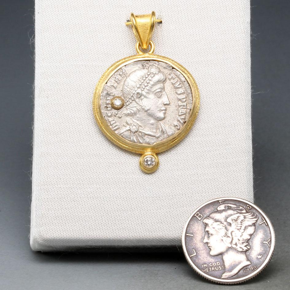 Romain classique Pendentif romain du 4e siècle après J.-C., avec pièce Constantius II en or 18 carats et diamants en vente