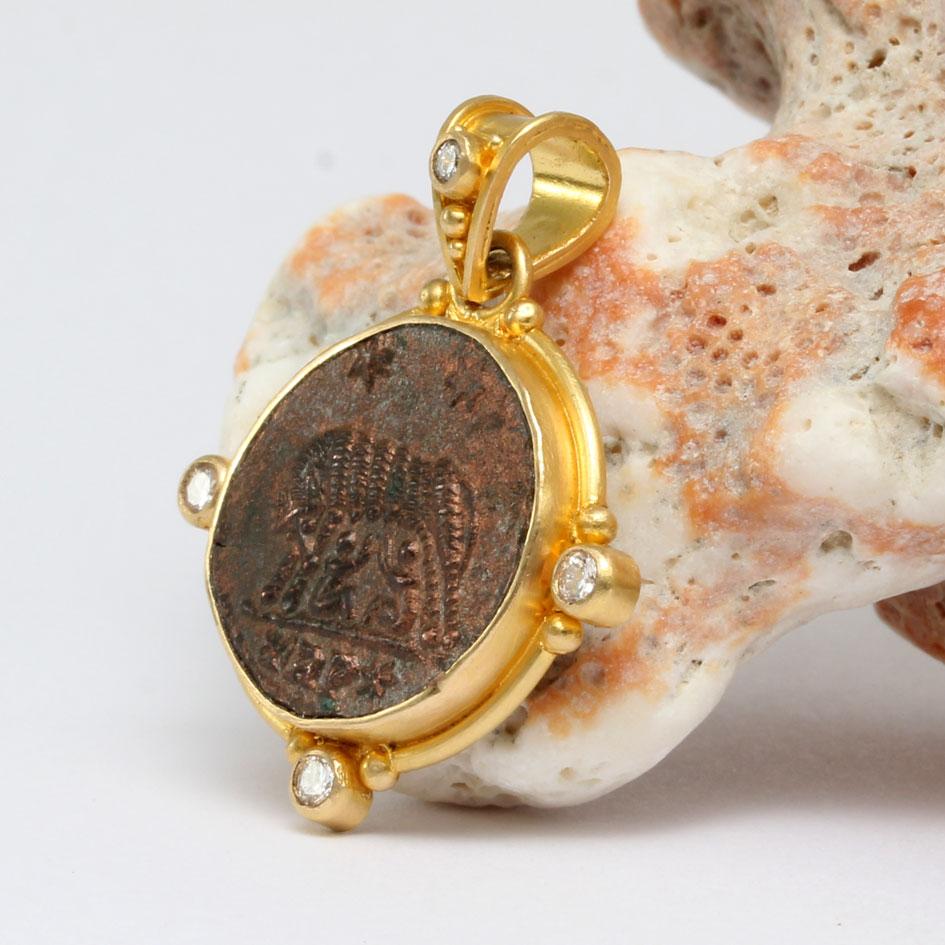 Classical Roman Ancient Roman 4th Century AD Romulus/Remus Coin Diamonds 18K Gold Pendant For Sale