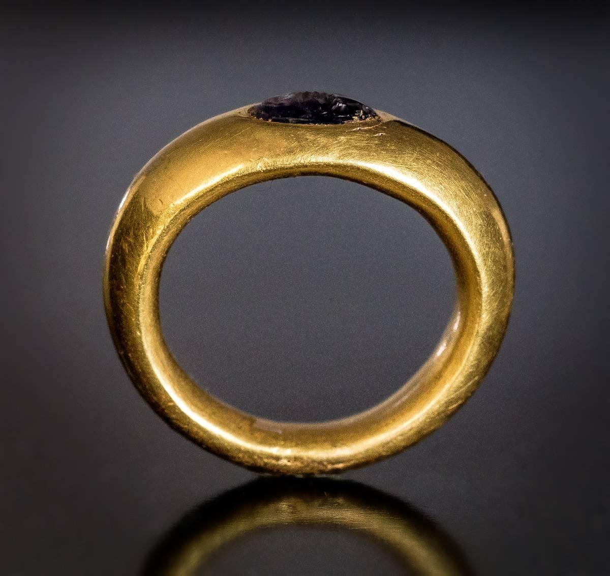 Romains, vers les 2e - 1er siècles avant J.-C.

Cette chevalière en or creux de qualité musée, finement modelée, d'un carat élevé (environ 22,5K), est sertie d'une intaille d'améthyste ovale.
L'intaille est gravée d'une louve, symbole de