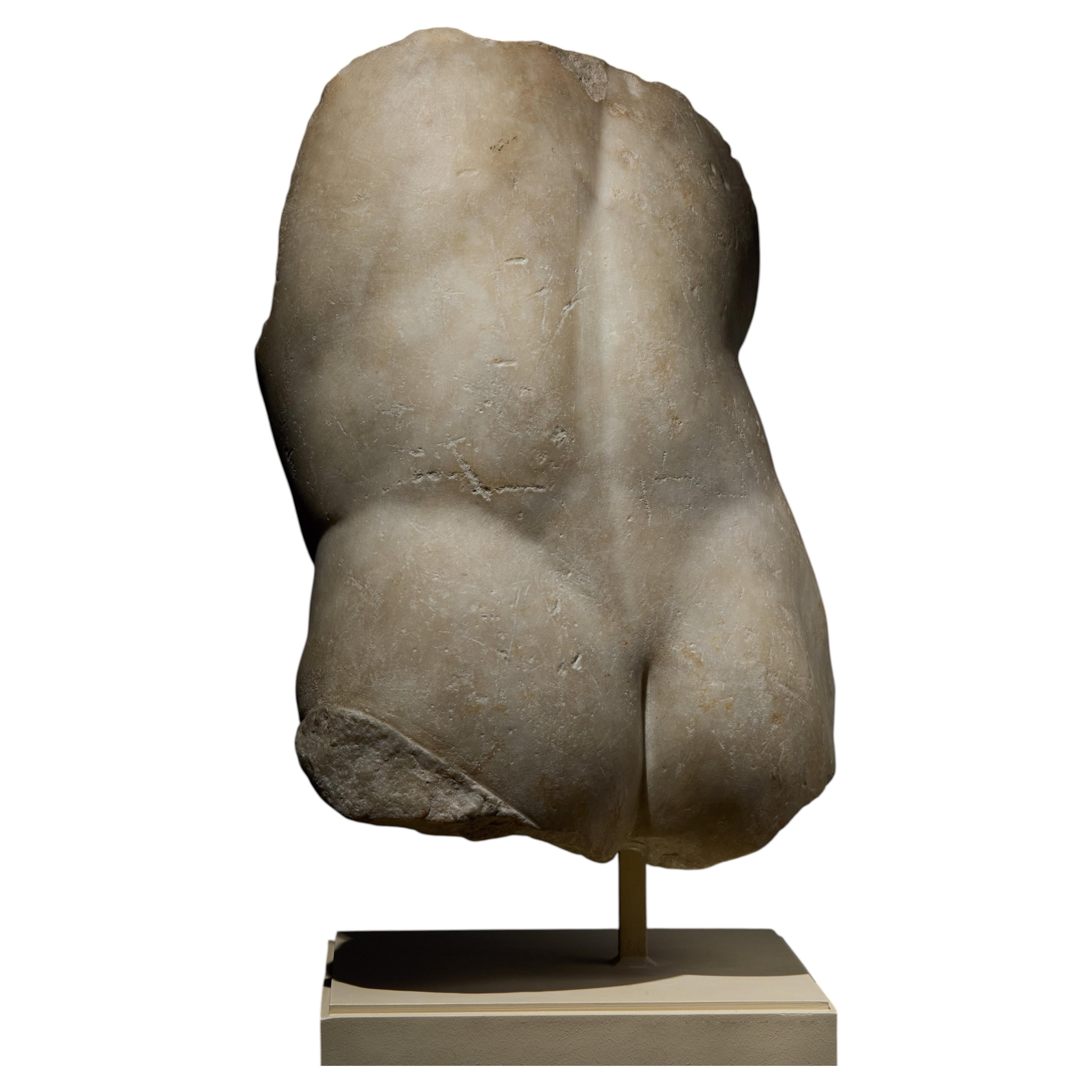 Scultura romana antica raffigurante Afrodite accovacciata, in marmo