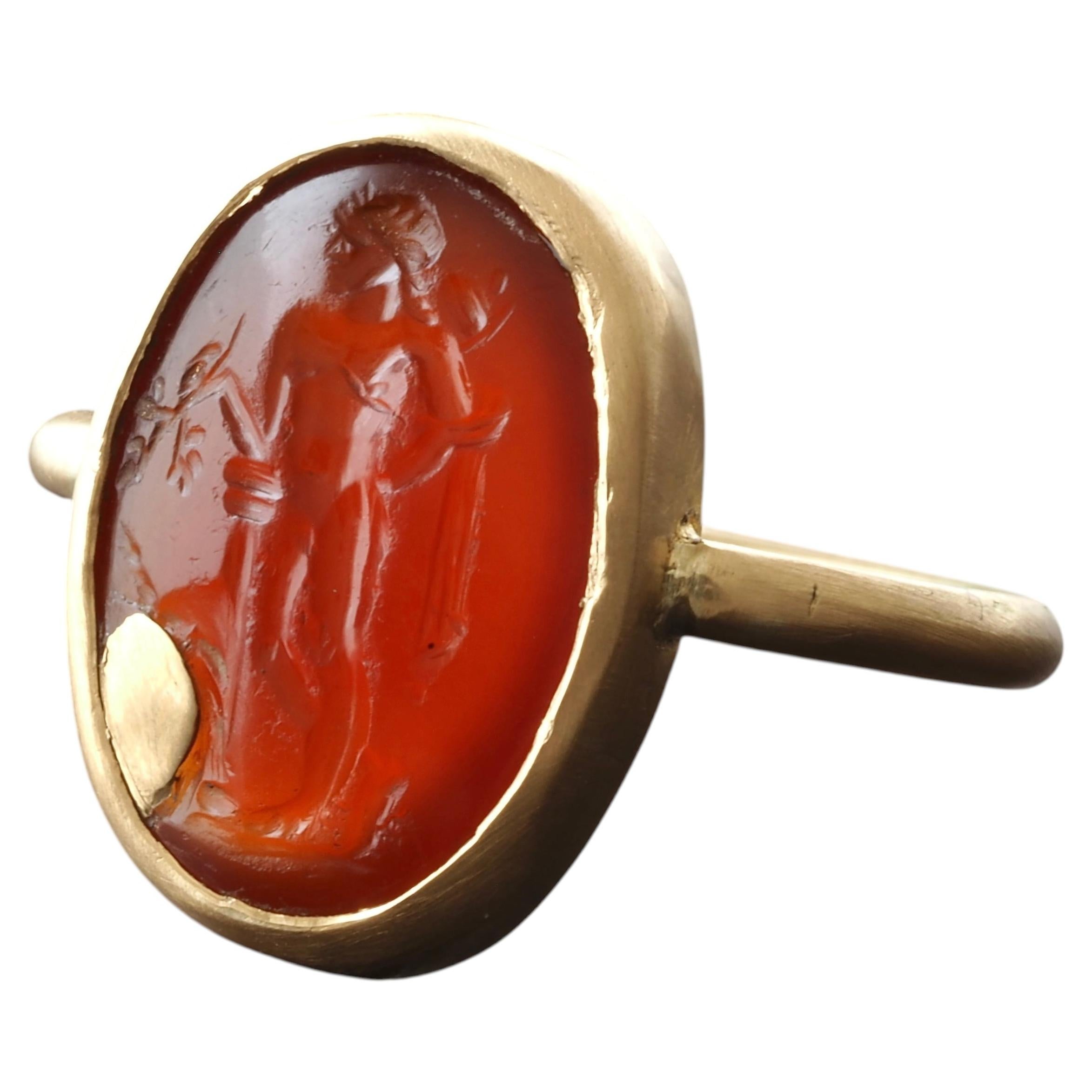 Anello d'oro con intaglio raffigurante Apollo dell'antica Roma