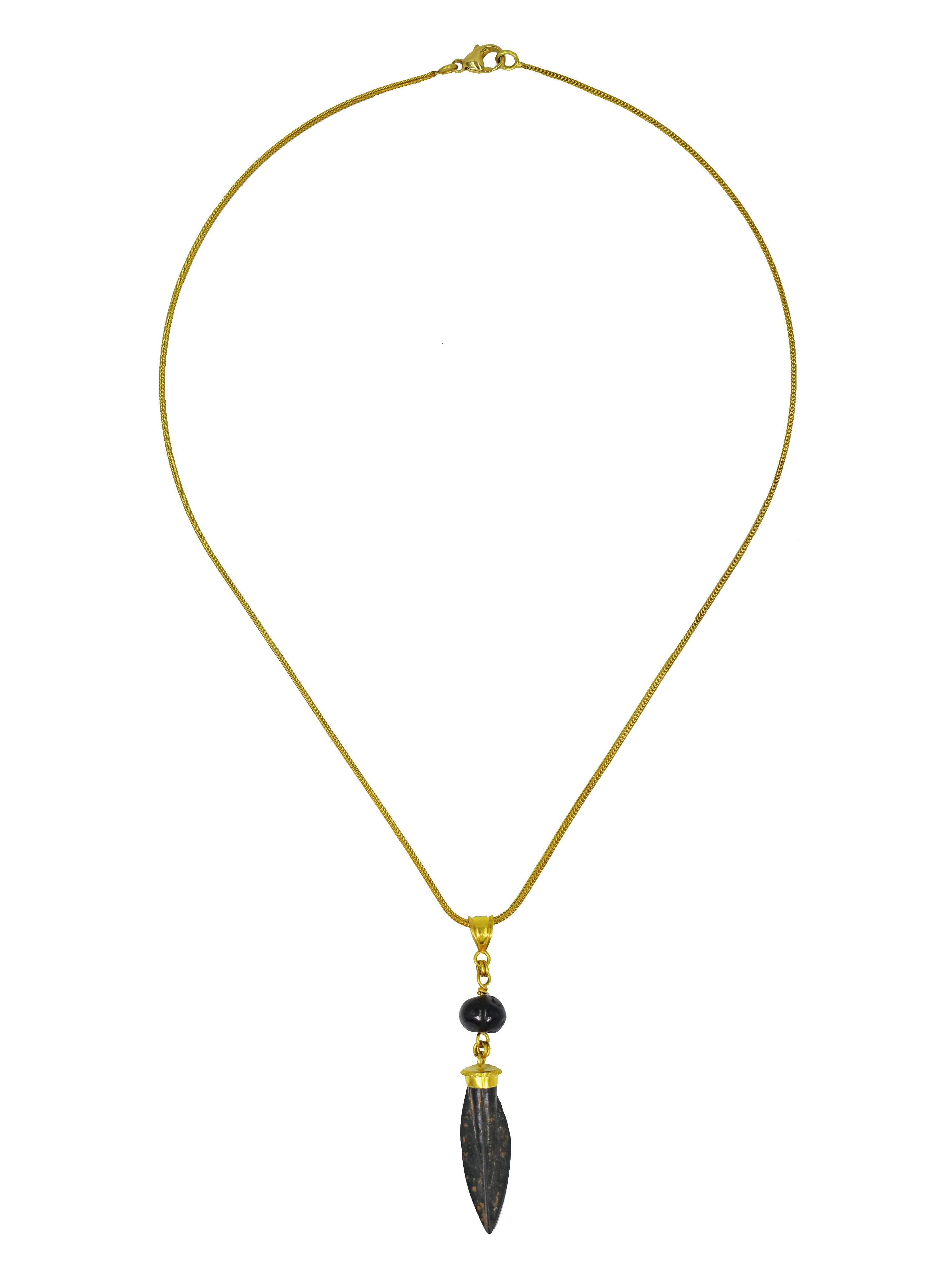Authentique tête de flèche romaine antique en bronze et pendentif en or jaune 22k en forme de perle de grenat antique sur chaîne en or 18k avec boucles d'oreilles assorties en or 22k en forme de perle de grenat antique. La chaîne mesure 18 pouces de