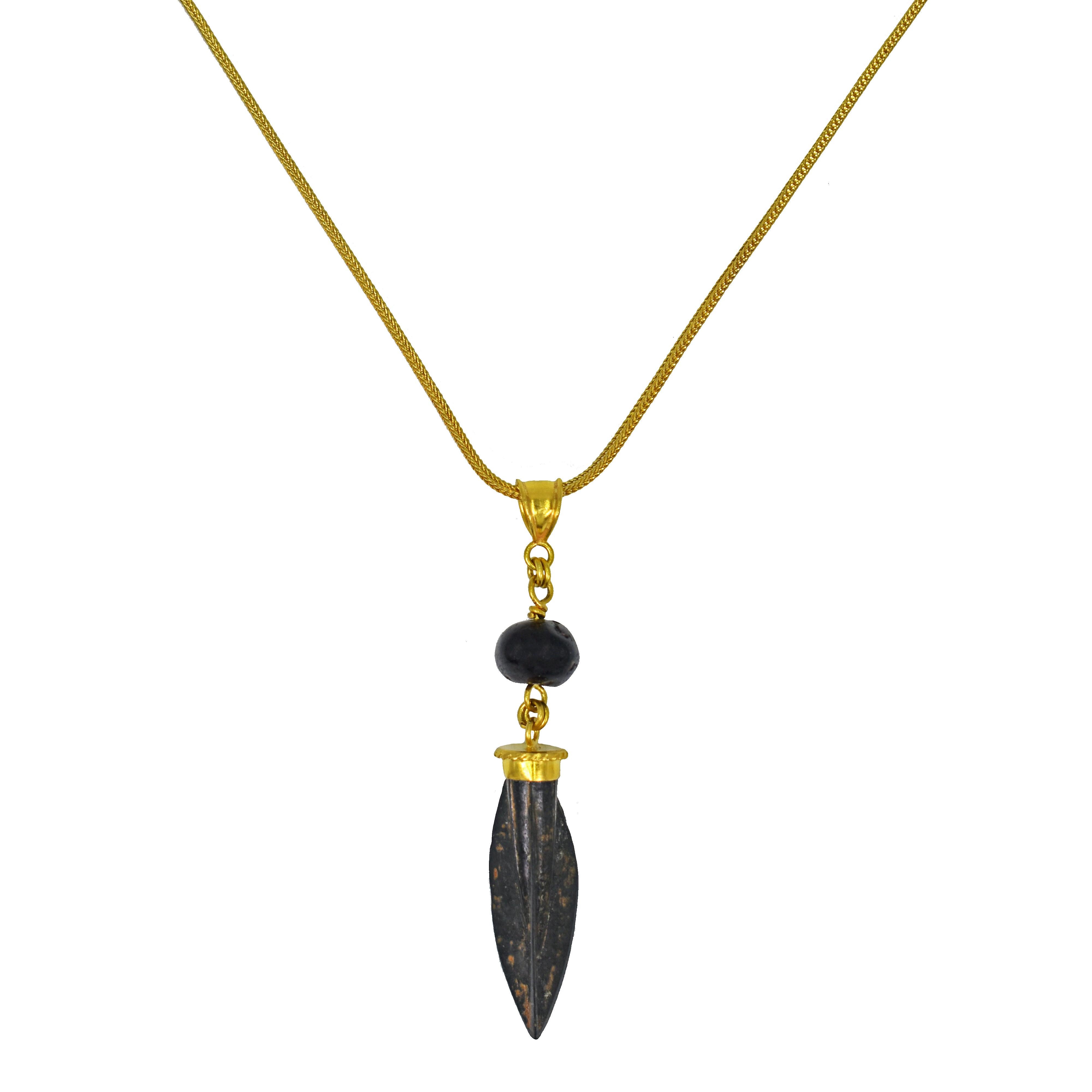 Conjunto de collar colgante y pendientes con flecha romana antigua y cuenta de granate de 22k Contemporáneo