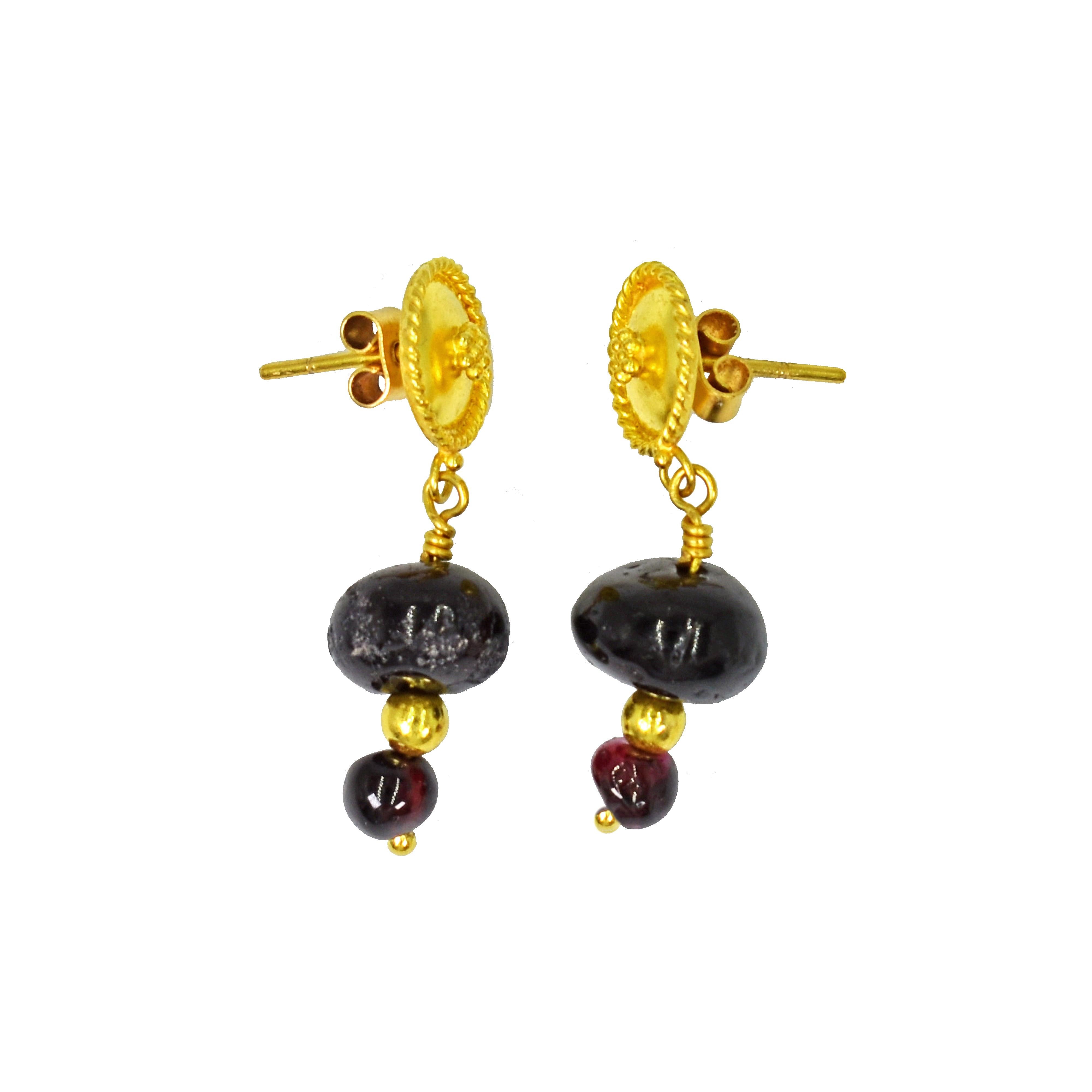 Conjunto de collar colgante y pendientes con flecha romana antigua y cuenta de granate de 22k en Nuevo Estado en Naples, FL