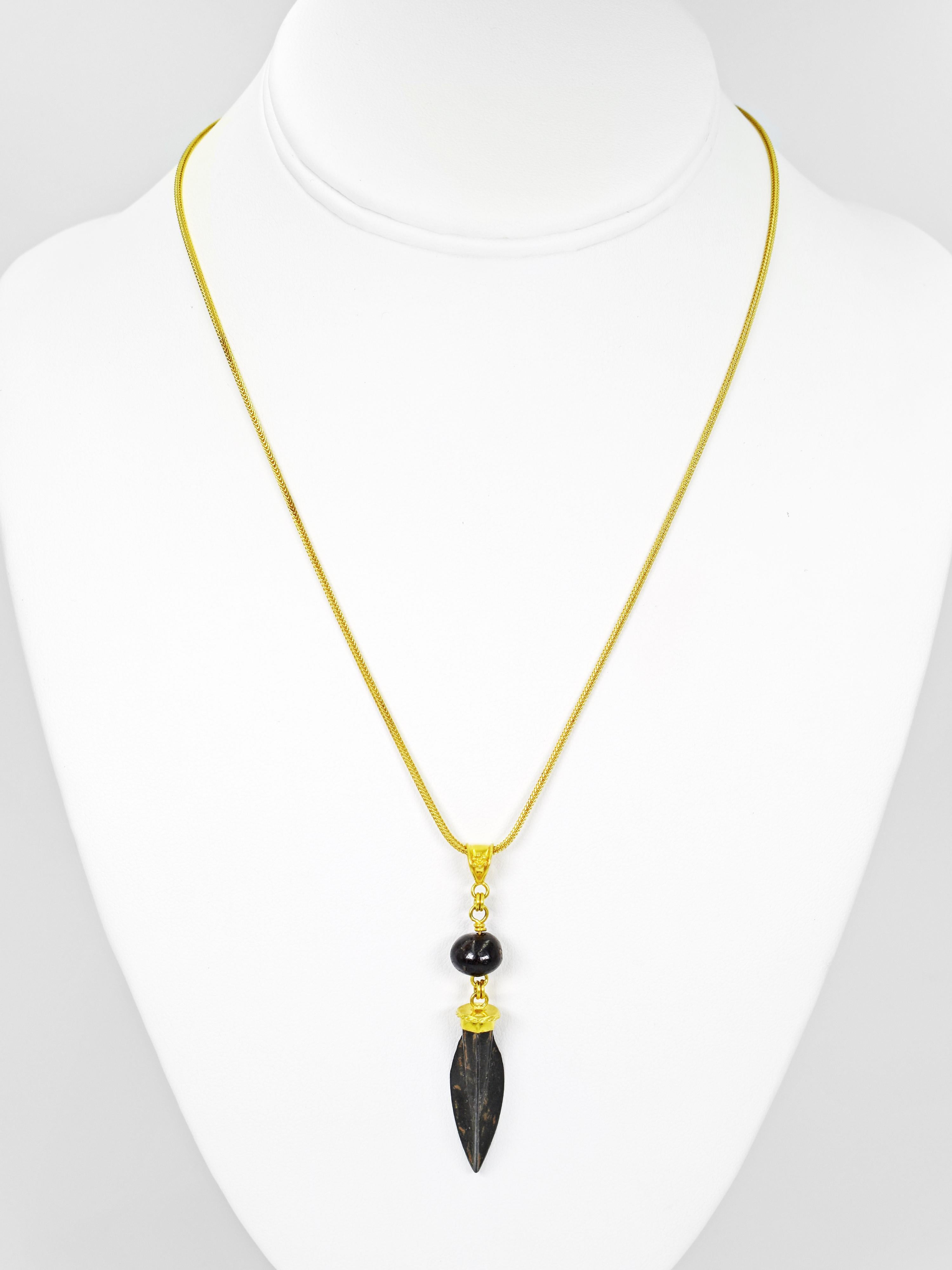 De las mujeres Conjunto de collar colgante y pendientes con flecha romana antigua y cuenta de granate de 22k