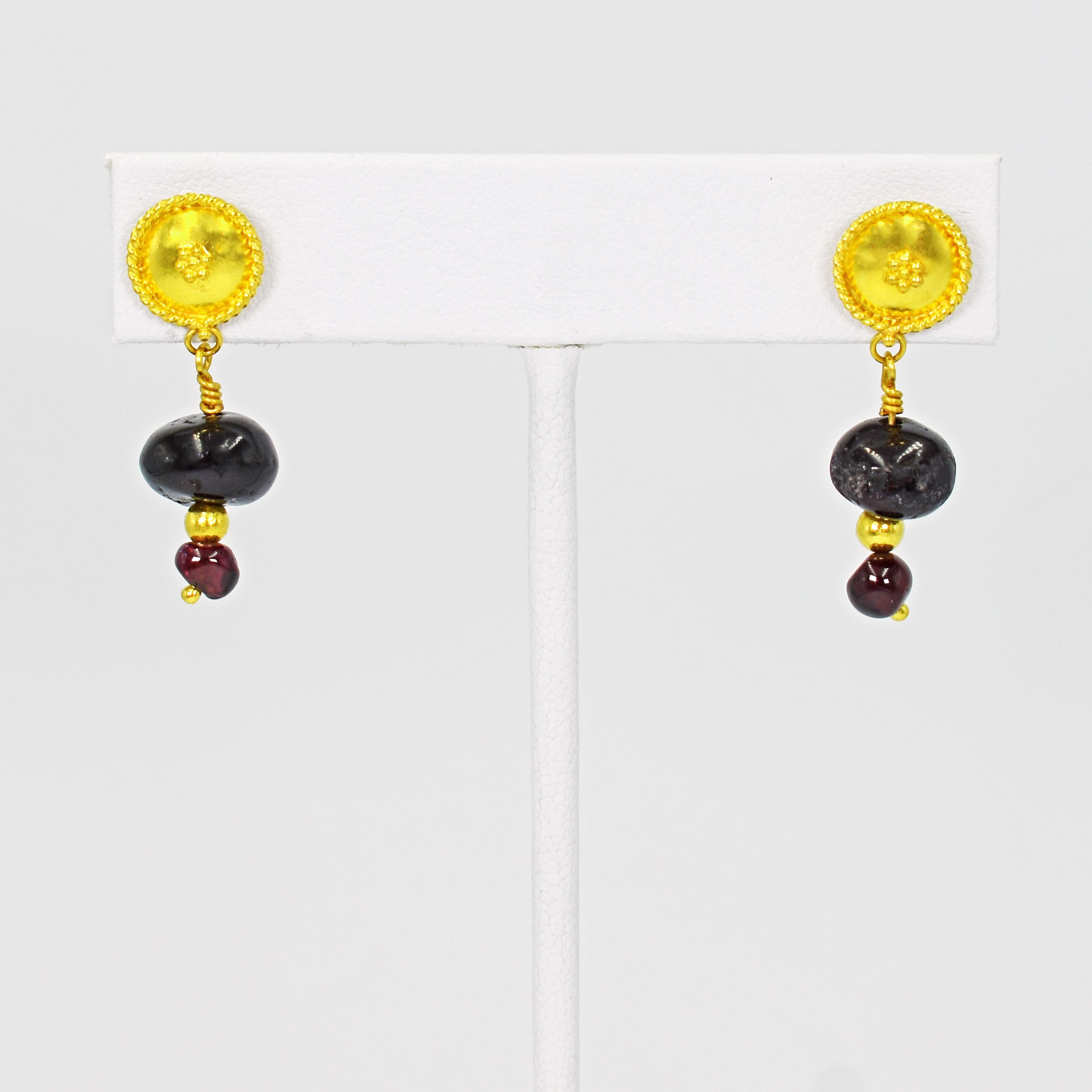 Ensemble collier pendentif et clous d'oreilles en or 22 carats avec flèche et perles de grenat de style romain antique 1