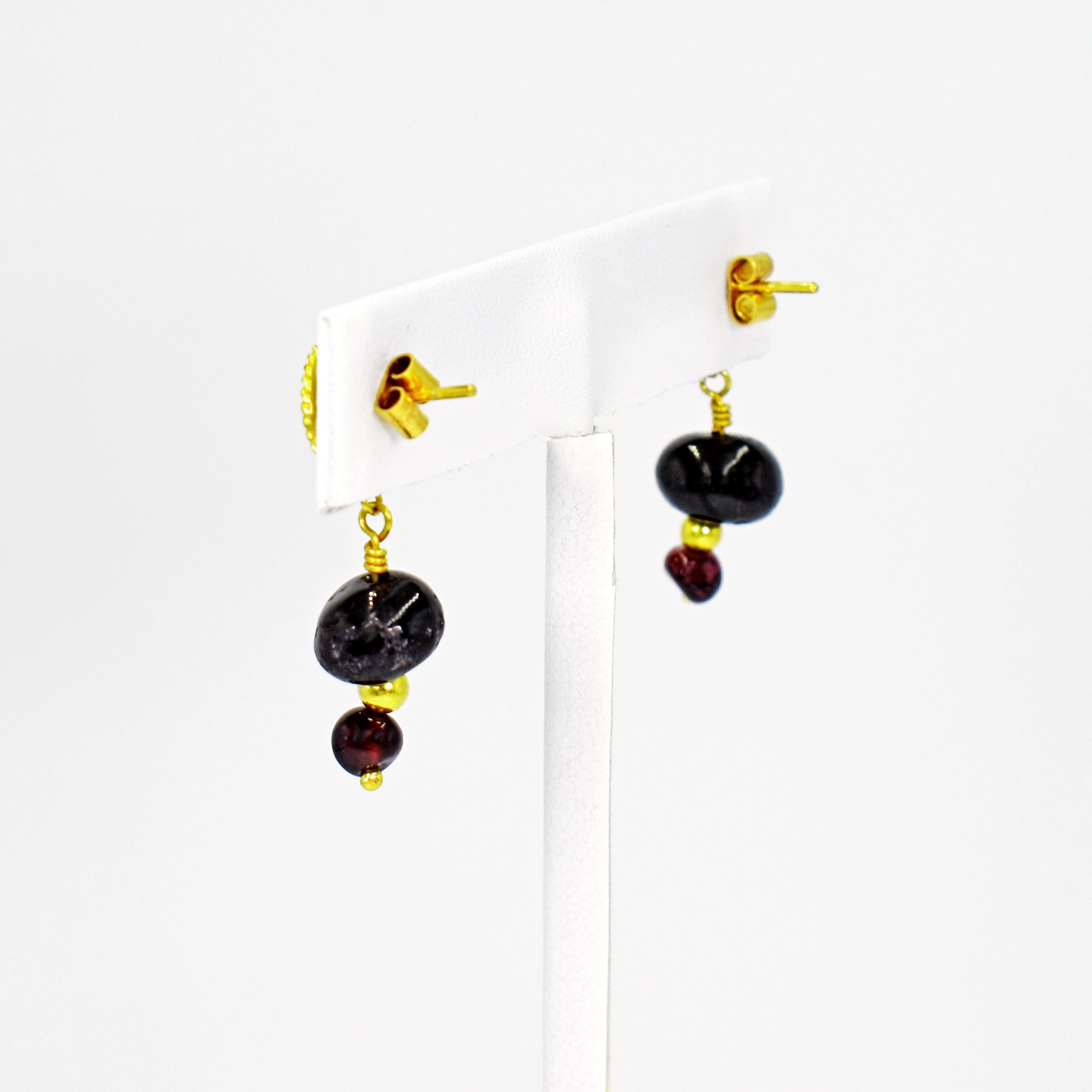 Ensemble collier pendentif et clous d'oreilles en or 22 carats avec flèche et perles de grenat de style romain antique 2