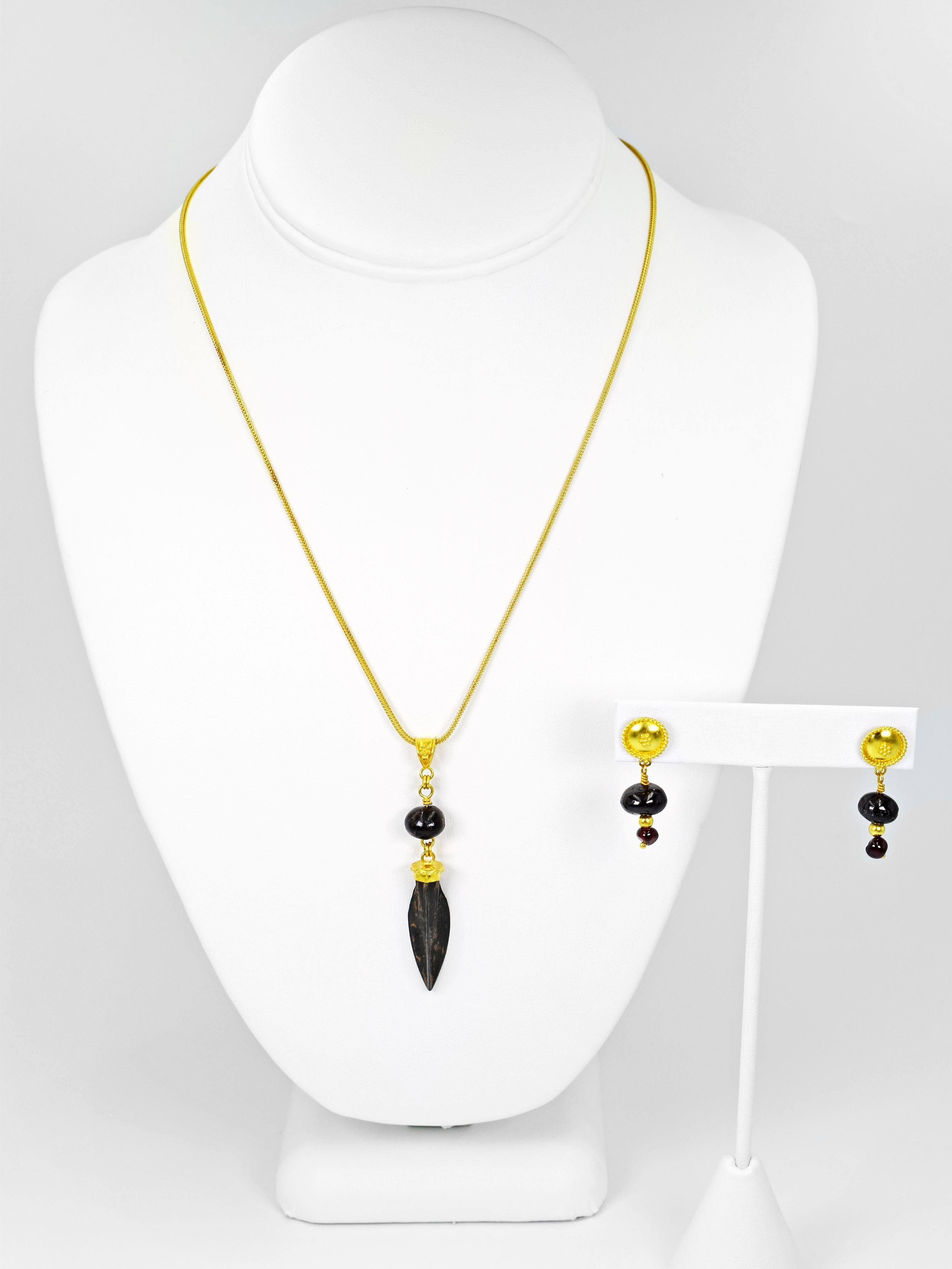 Conjunto de collar colgante y pendientes con flecha romana antigua y cuenta de granate de 22k 3
