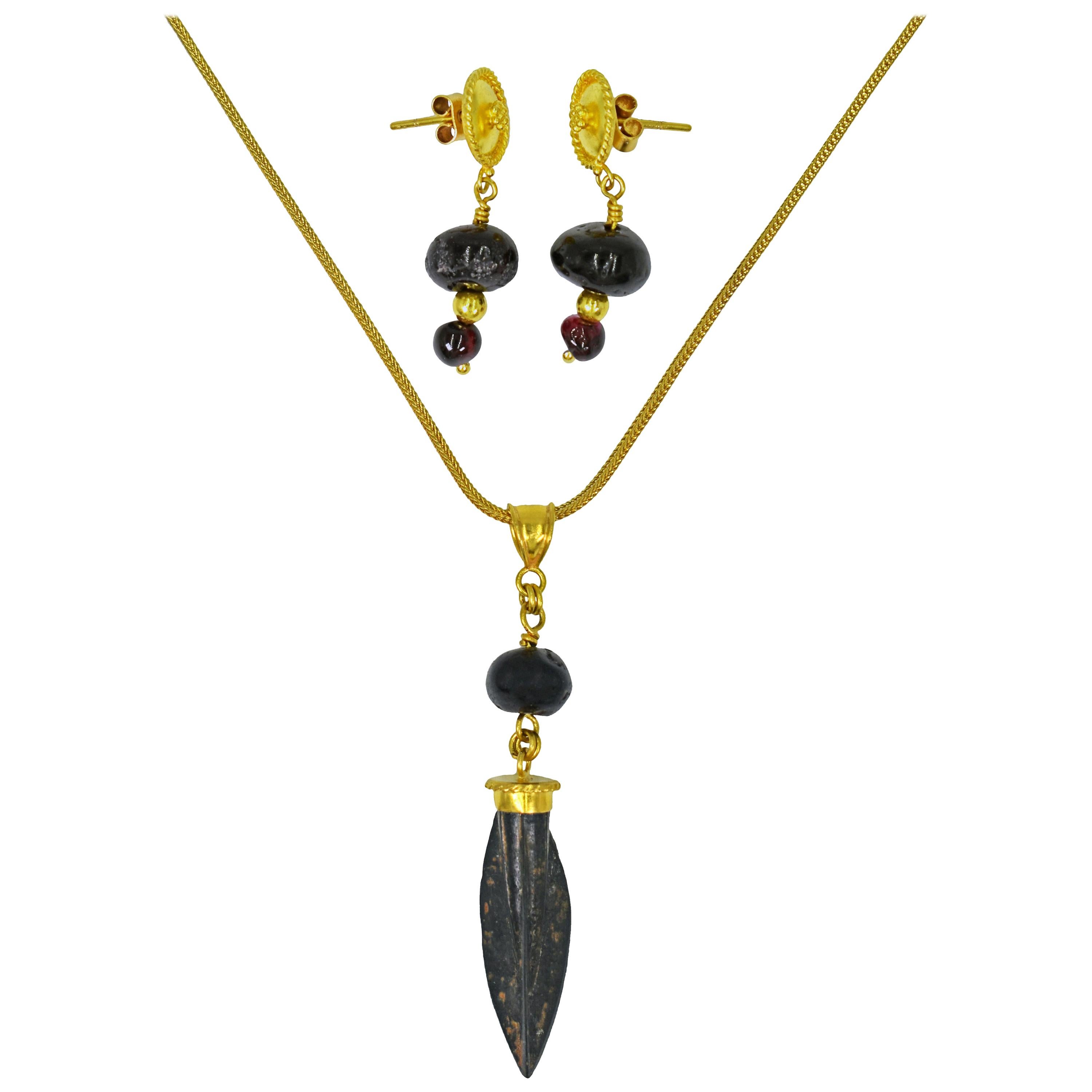 Ensemble collier pendentif et clous d'oreilles en or 22 carats avec flèche et perles de grenat de style romain antique