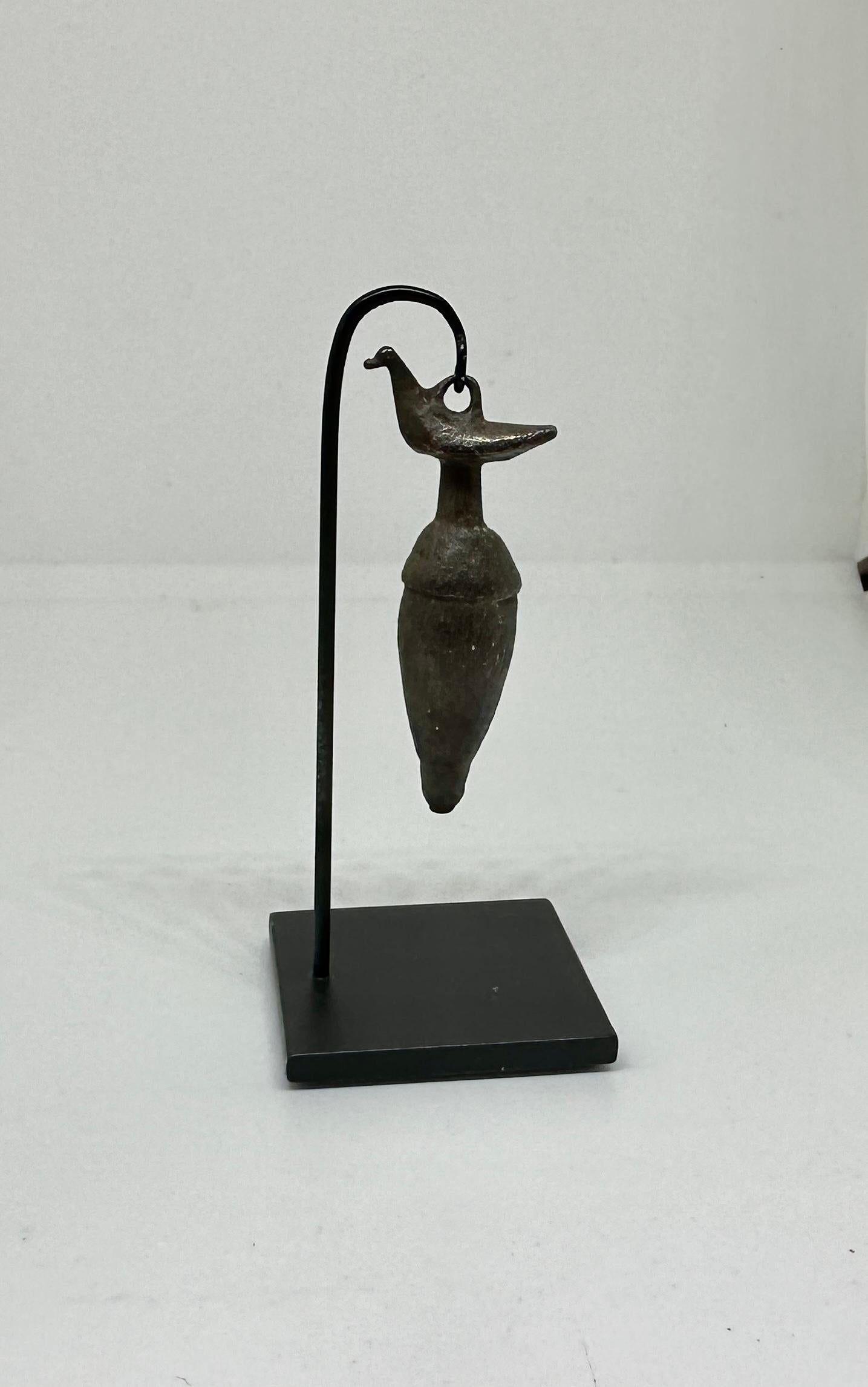 Romano classico Uccello romano antico su un'urna, ciondolo amuleto, collana di bronzo del I-II secolo ADS in vendita