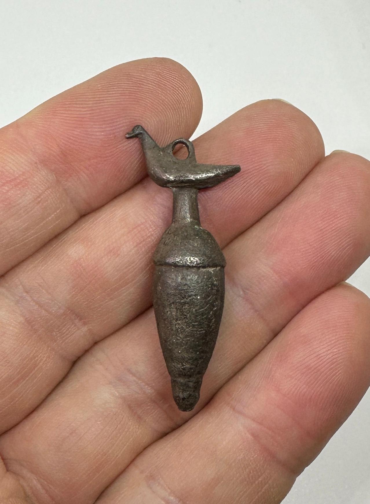 Uccello romano antico su un'urna, ciondolo amuleto, collana di bronzo del I-II secolo ADS In condizioni ottime in vendita a New York, NY