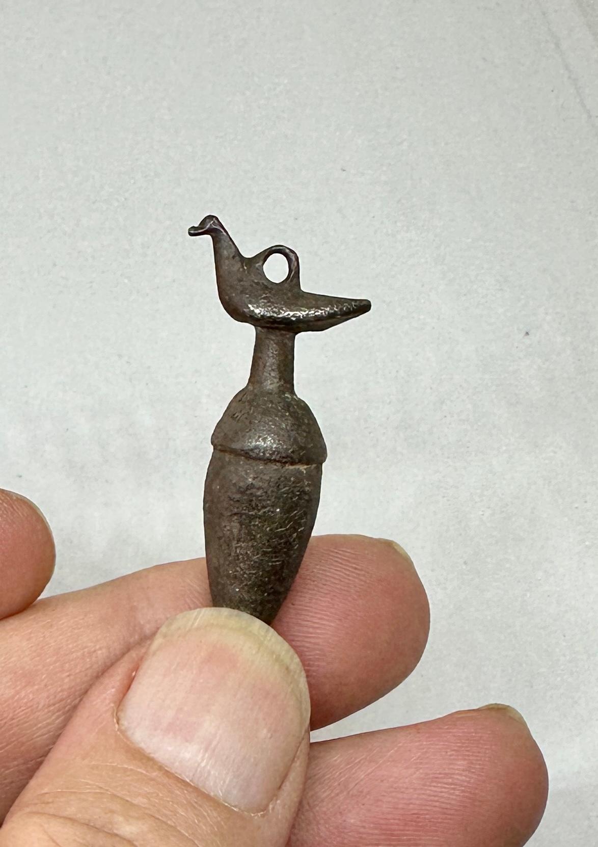 da uomo o donna Uccello romano antico su un'urna, ciondolo amuleto, collana di bronzo del I-II secolo ADS in vendita