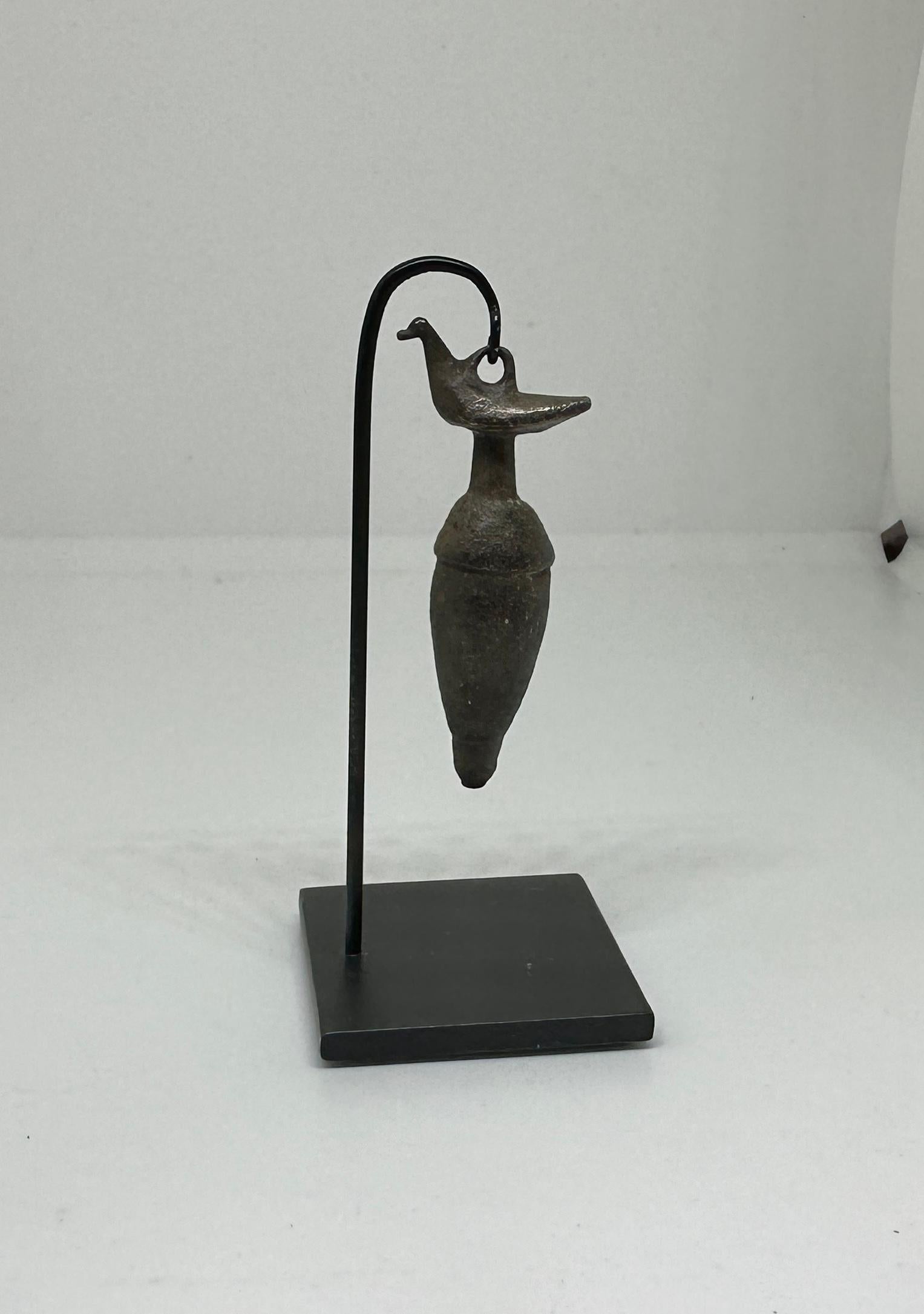 Uccello romano antico su un'urna, ciondolo amuleto, collana di bronzo del I-II secolo ADS in vendita 1