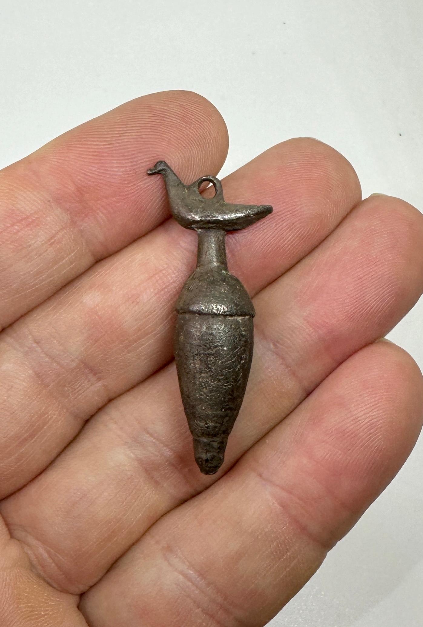 Uccello romano antico su un'urna, ciondolo amuleto, collana di bronzo del I-II secolo ADS in vendita 4