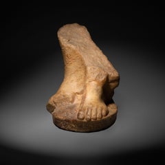 Fond romain antique d'une sculpture de Koré en marbre