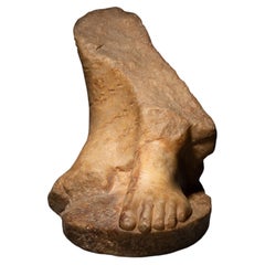 Fond romain antique d'une sculpture de Koré en marbre