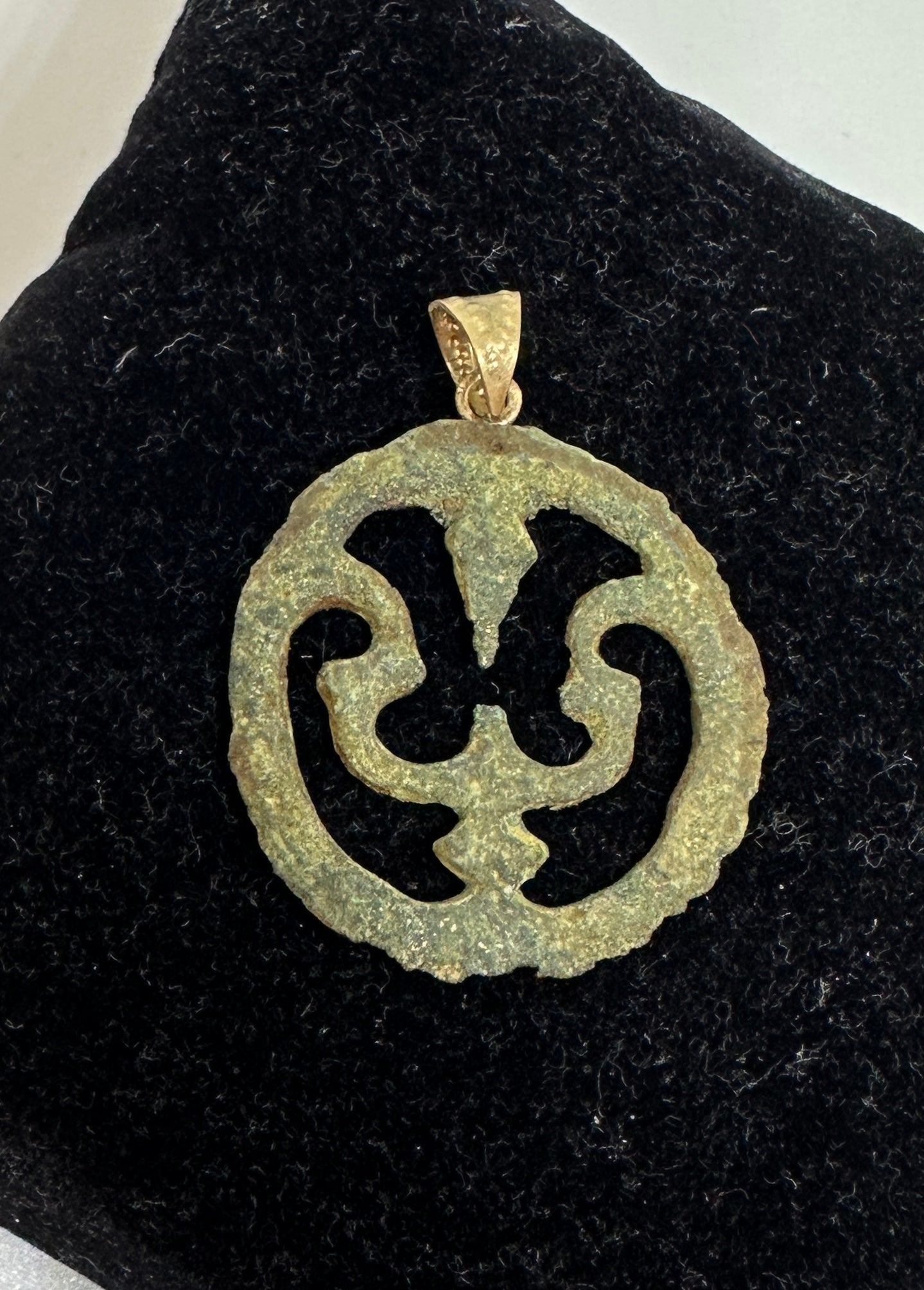 Desvela la elegancia de la antigüedad con este Colgante Hebilla de Bronce de la Antigua Roma, que data de los siglos I y II d.C. (100-200 d.C.) con una bala de oro de 14 quilates martillada a mano.   Este antiguo artefacto finamente elaborado es un