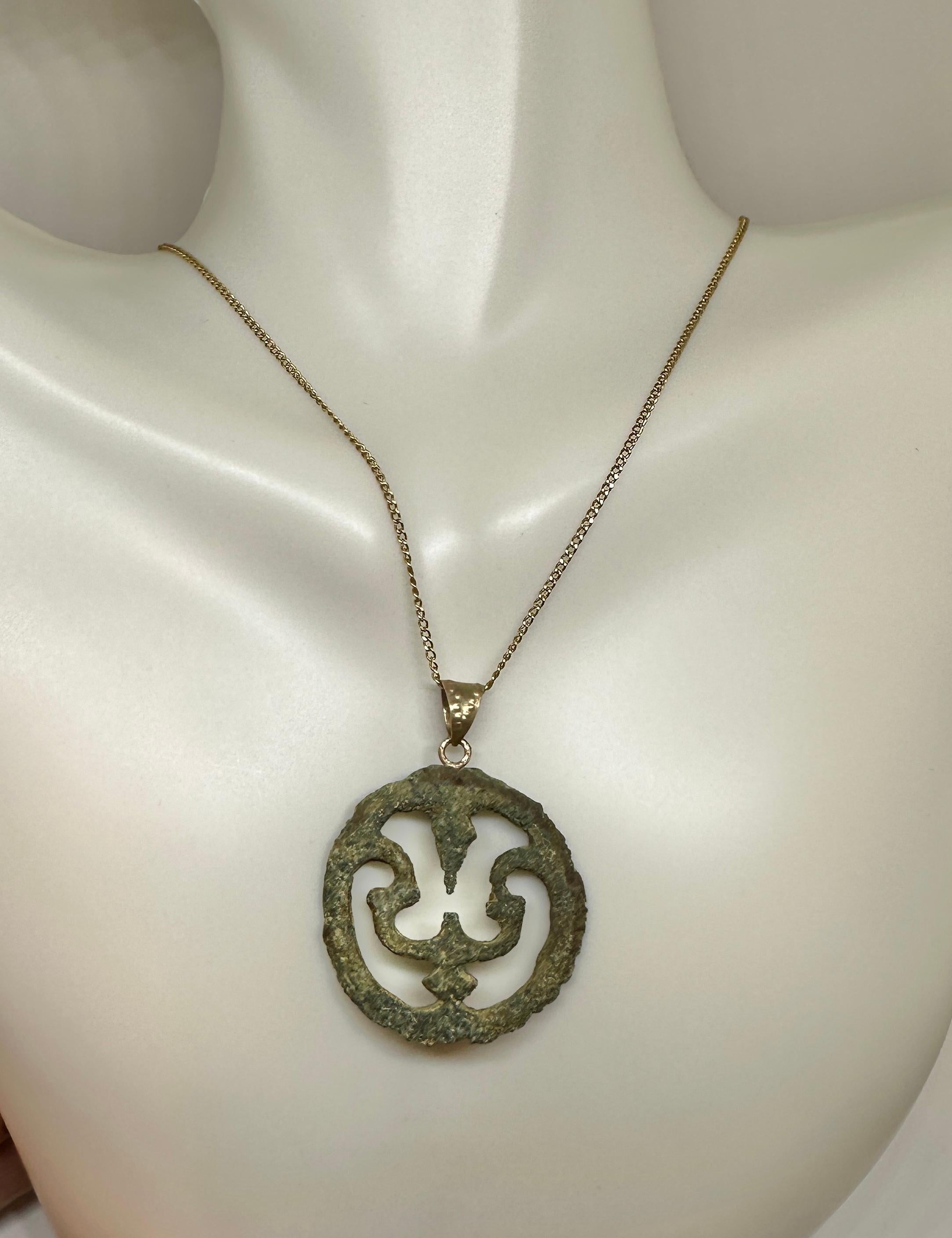 Antiguo collar romano con hebilla de bronce Garantía de oro de 14 quilates del siglo I-II d.C. Romano clásico en venta